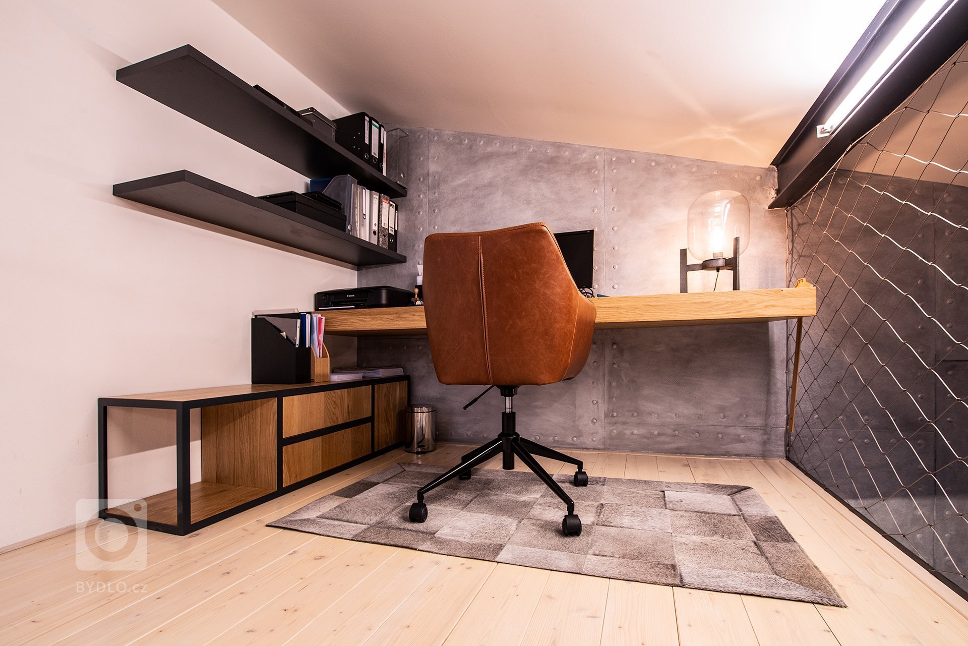 Majitel bytu, mladý muž, měl jasné zadání. Představoval si industriální pánský styl, z kterého půjde cítit jeho životní styl a záliby. Jako je například golf,…