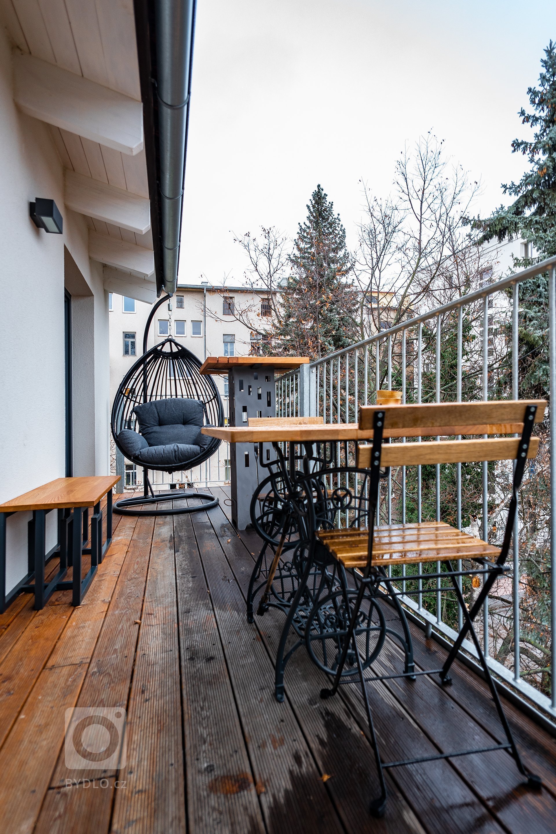 Majitel bytu, mladý muž, měl jasné zadání. Představoval si industriální pánský styl, z kterého půjde cítit jeho životní styl a záliby. Jako je například golf,…