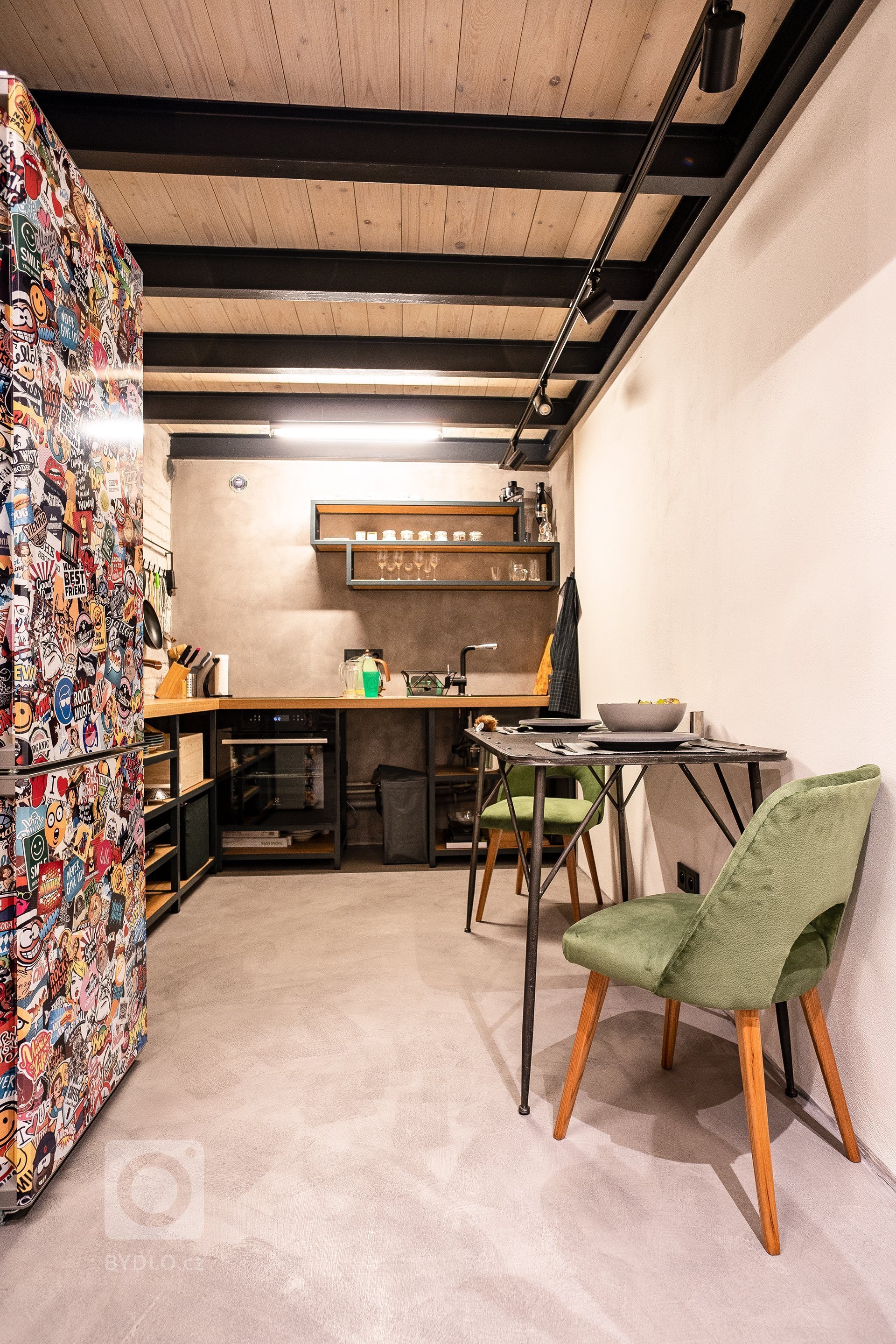 Majitel bytu, mladý muž, měl jasné zadání. Představoval si industriální pánský styl, z kterého půjde cítit jeho životní styl a záliby. Jako je například golf,…