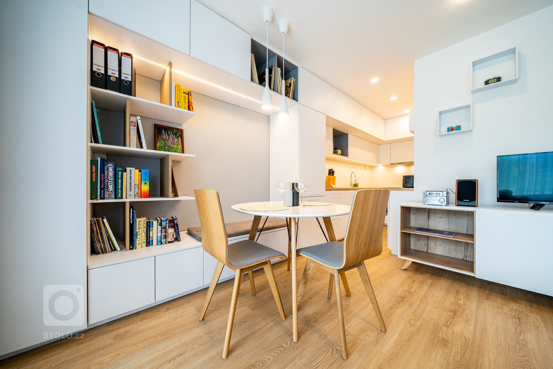 Rekonstrukce bytu pro mladého muže, který se těšil na životní změnu a dal mi kompletní důvěru v návrh, výběr veškerého vybavení a vedení samotné realizace.…