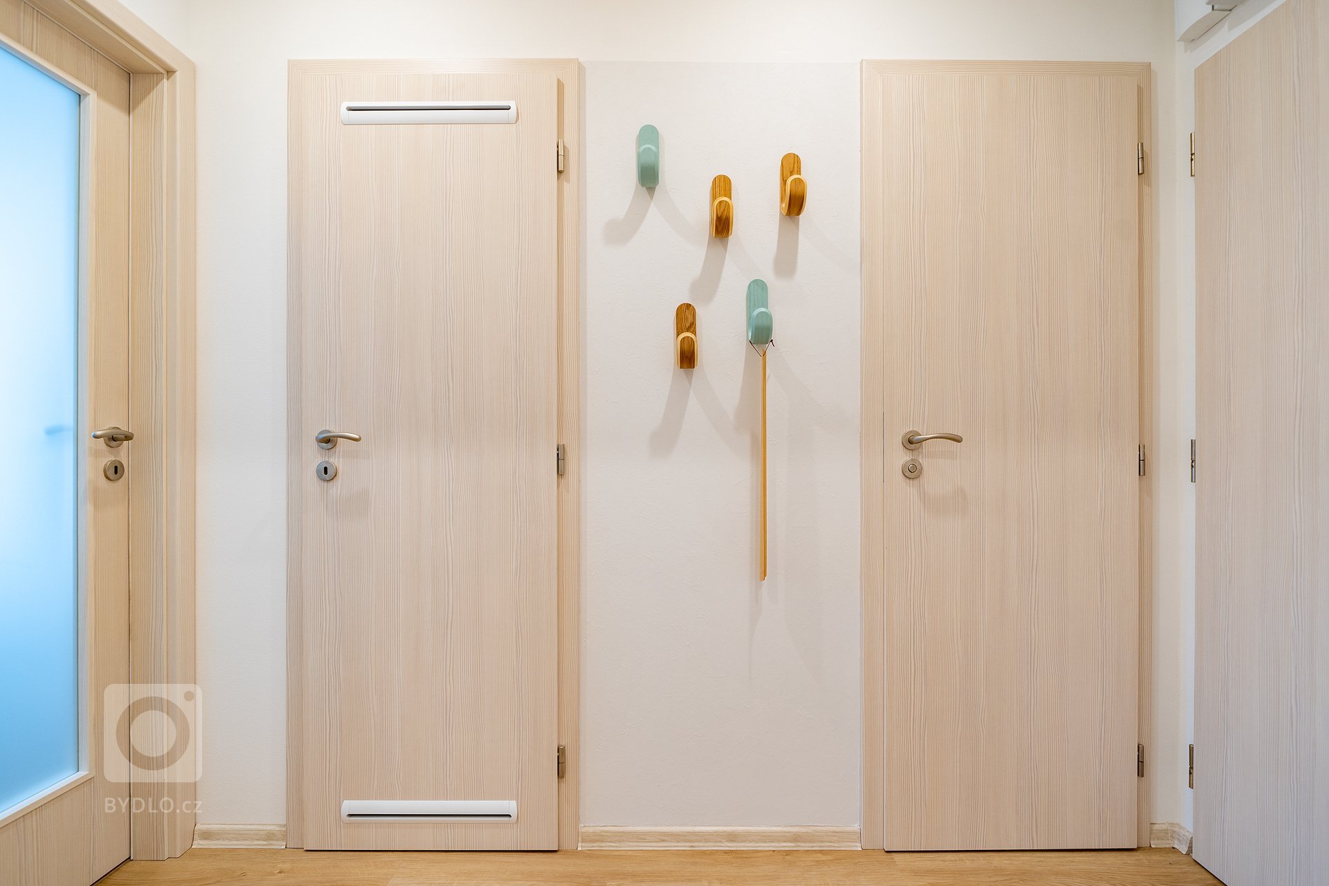 Rekonstrukce bytu pro mladého muže, který se těšil na životní změnu a dal mi kompletní důvěru v návrh, výběr veškerého vybavení a vedení samotné realizace.…