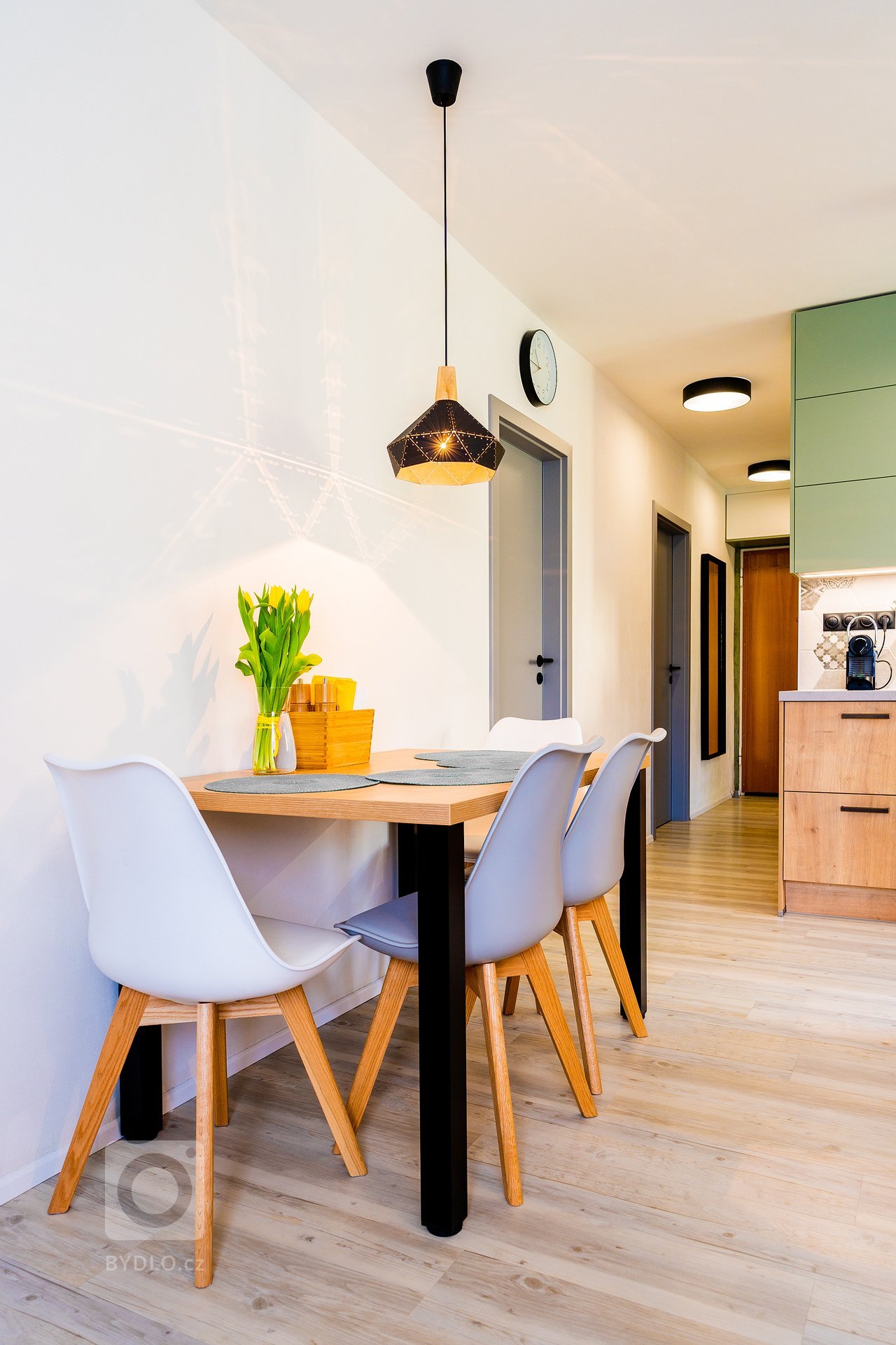 Rekonstrukce bytu pro mladý sympatický pár který se nebojí barev.&nbsp; Interiér je skloubením požadavků investorů, kteří milují kombinaci šalvějově zelené a…