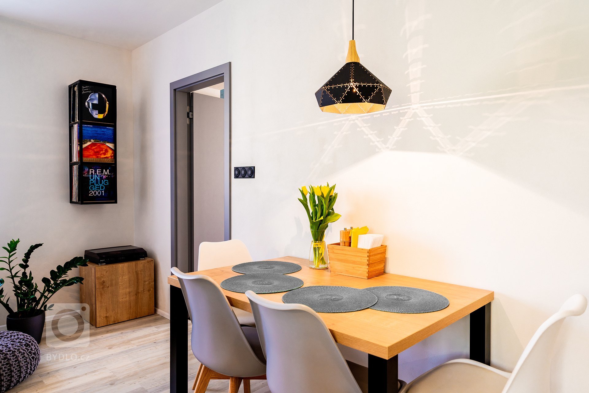 Rekonstrukce bytu pro mladý sympatický pár který se nebojí barev.&nbsp; Interiér je skloubením požadavků investorů, kteří milují kombinaci šalvějově zelené a…