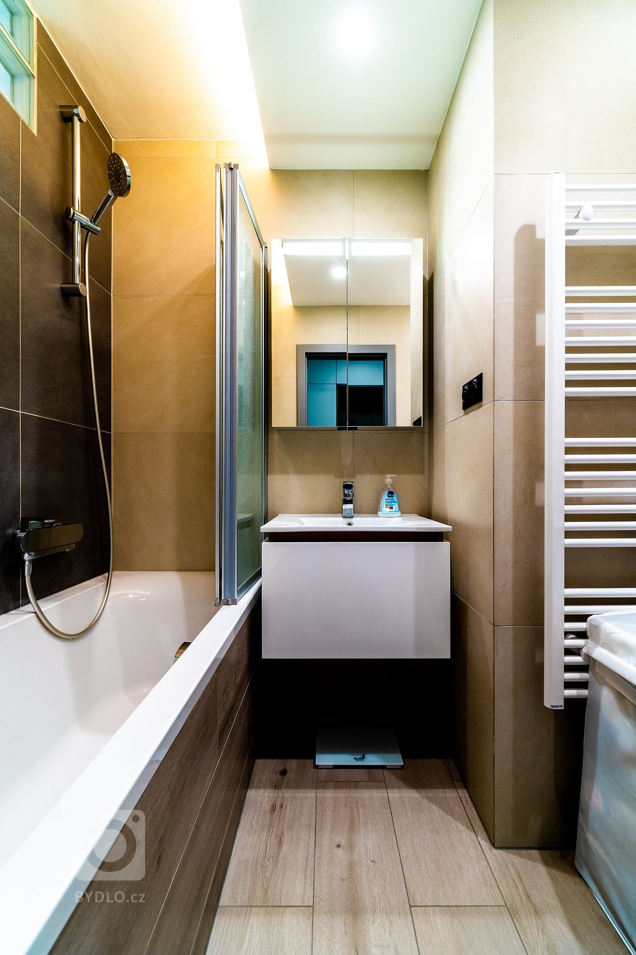 Rekonstrukce bytu pro mladý sympatický pár který se nebojí barev.&nbsp; Interiér je skloubením požadavků investorů, kteří milují kombinaci šalvějově zelené a…