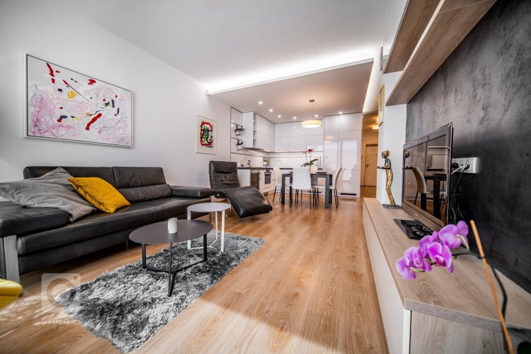 add picture to album