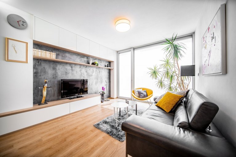 Moderní byt pro manželský pár, který miluje umění.&nbsp; Bytem se prolíná kontrast bílé a antracitu s doplňujícím dubem a betonovými prvky.
