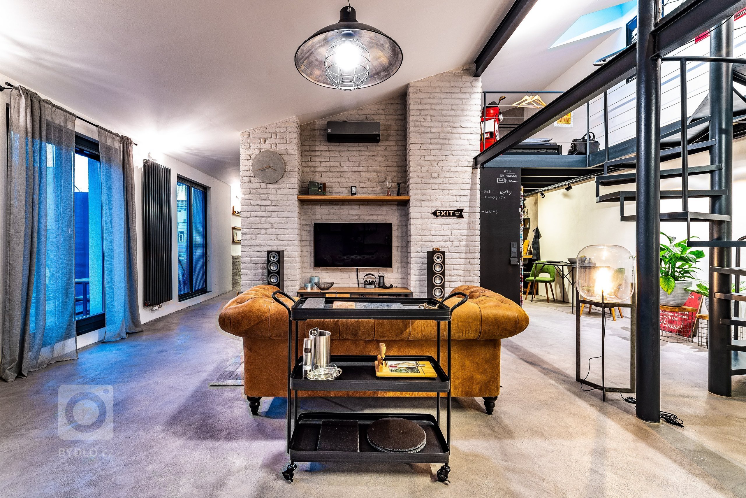 Majitel bytu, mladý muž, měl jasné zadání. Představoval si industriální pánský styl, z kterého půjde cítit jeho životní styl a záliby. Jako je například golf,…