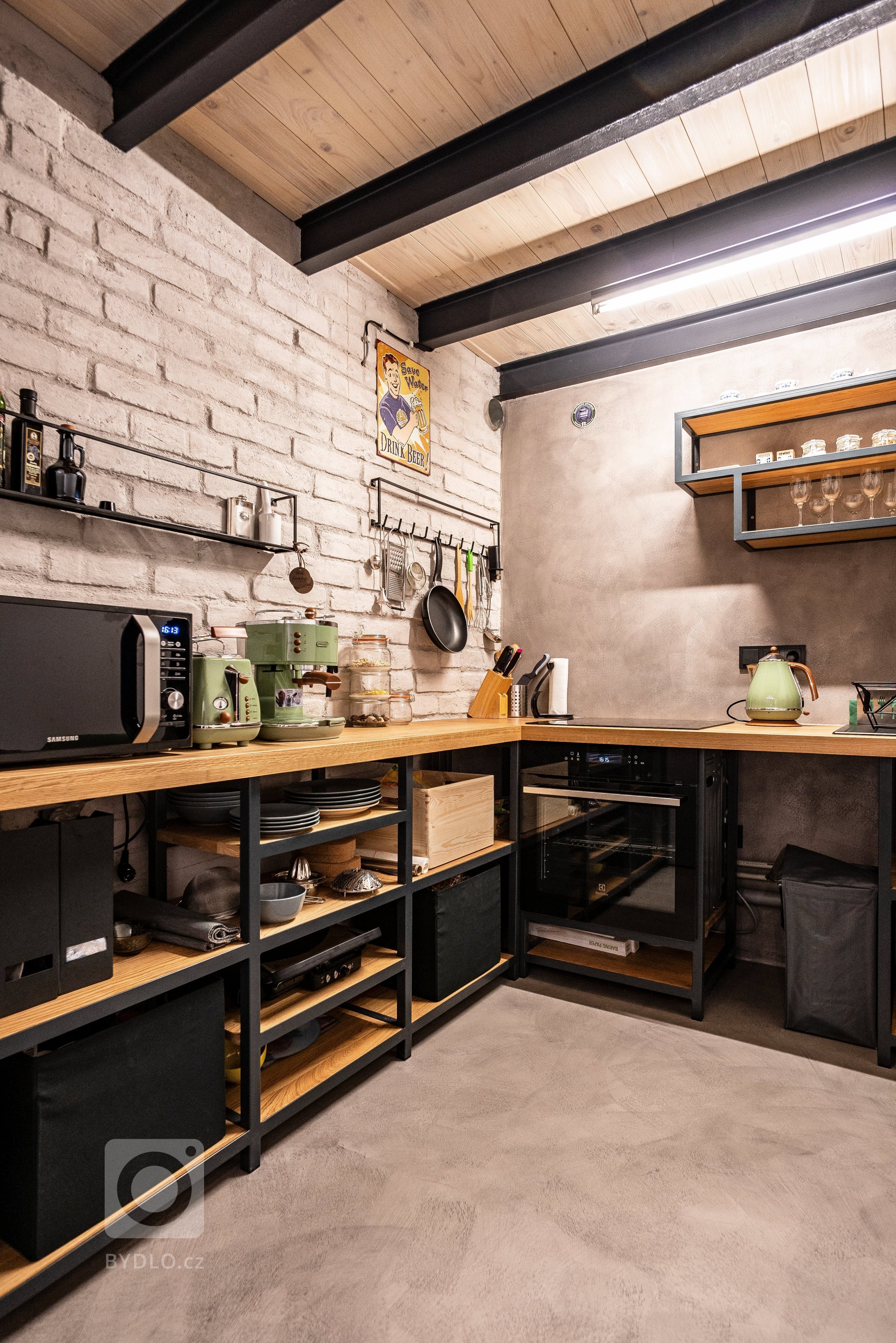 Majitel bytu, mladý muž, měl jasné zadání. Představoval si industriální pánský styl, z kterého půjde cítit jeho životní styl a záliby. Jako je například golf,…