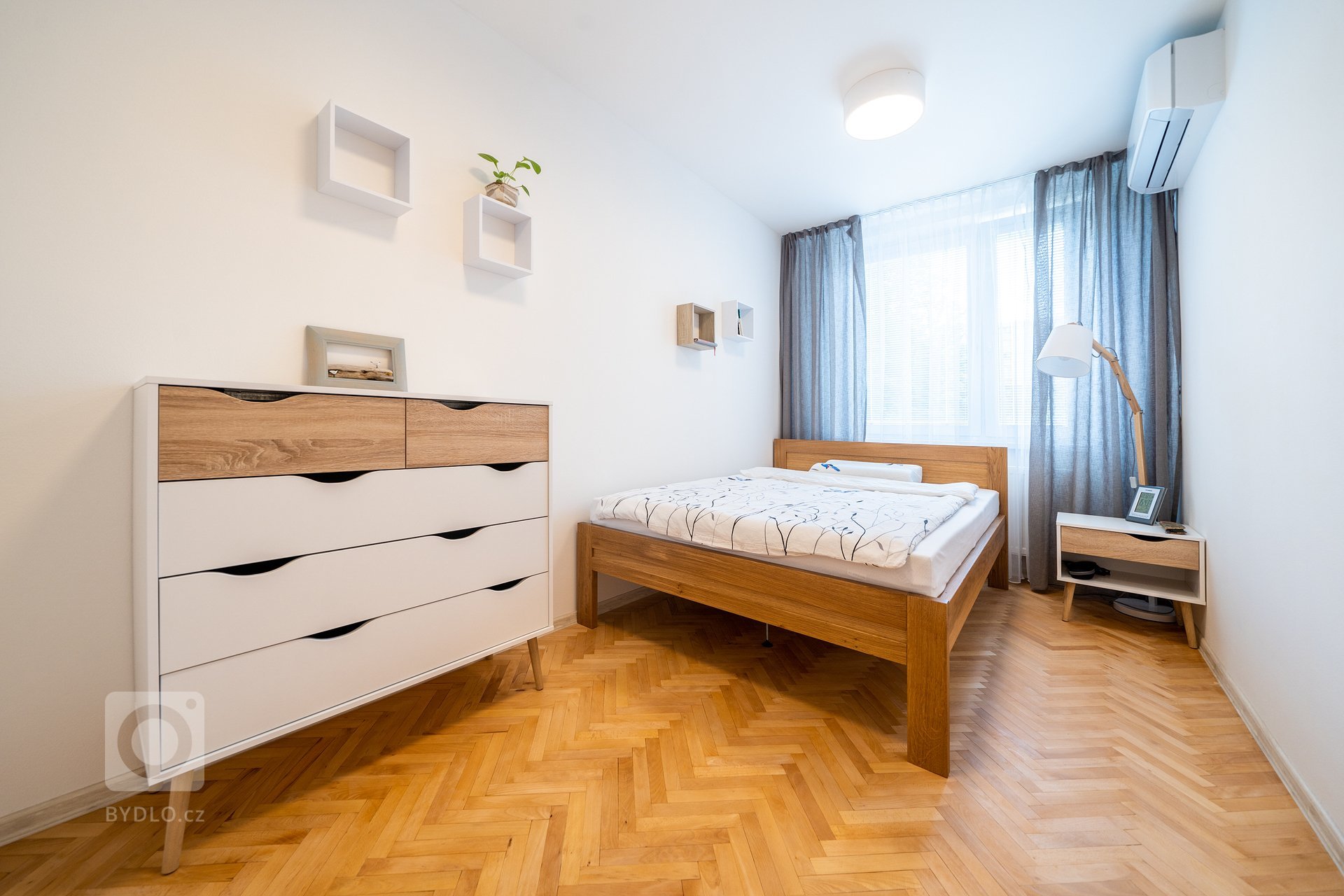 Rekonstrukce bytu pro mladého muže, který se těšil na životní změnu a dal mi kompletní důvěru v návrh, výběr veškerého vybavení a vedení samotné realizace.…