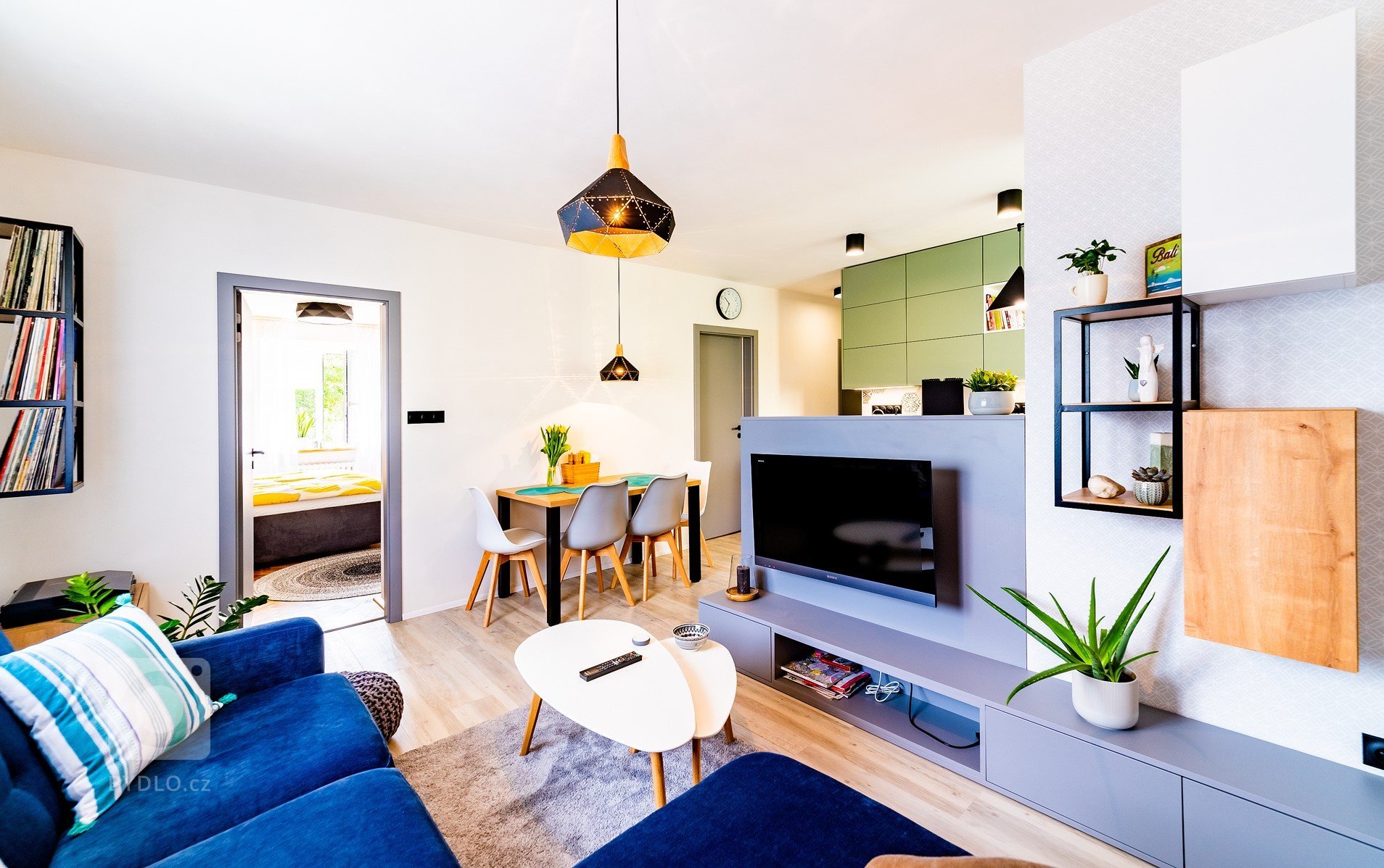 Rekonstrukce bytu pro mladý sympatický pár který se nebojí barev.&nbsp; Interiér je skloubením požadavků investorů, kteří milují kombinaci šalvějově zelené a…