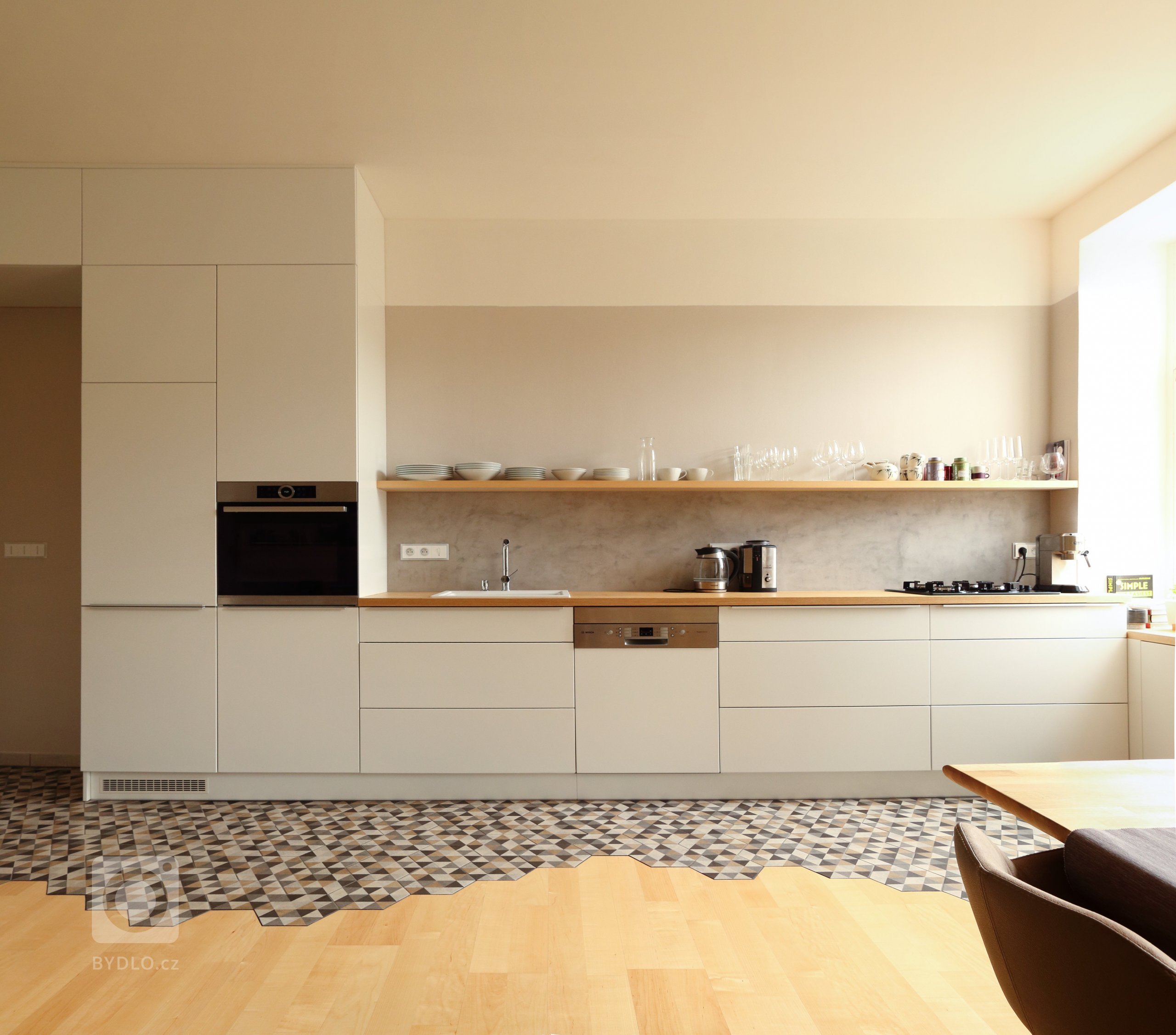 Byt se nachází ve třetím podlaží bytového domu z r. 1906 a má severojižní orientaci (jih - ulice, sever - vnitroblok). Cílem úprav bylo přeorganizování…