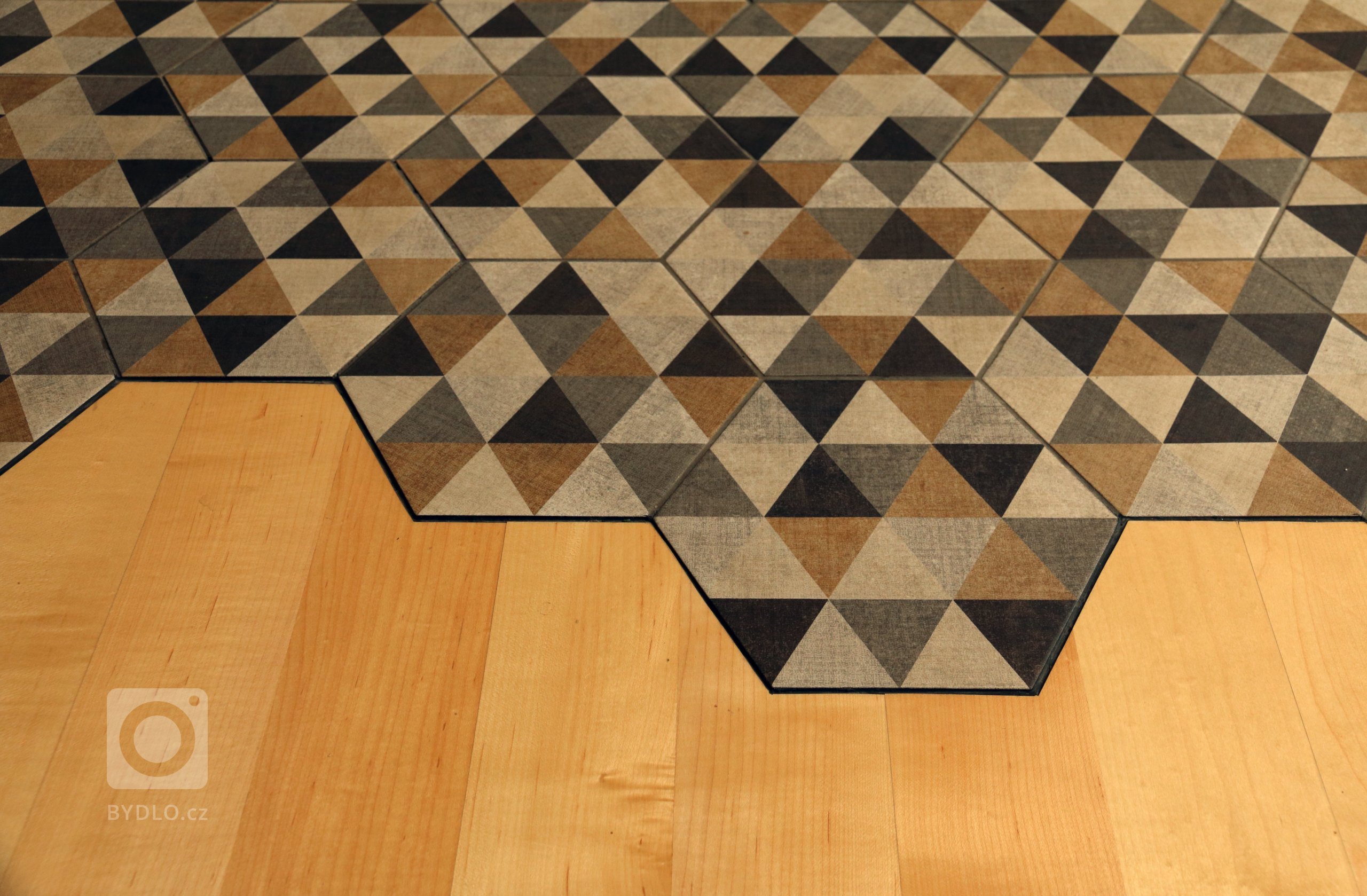 Byt se nachází ve třetím podlaží bytového domu z r. 1906 a má severojižní orientaci (jih - ulice, sever - vnitroblok). Cílem úprav bylo přeorganizování…