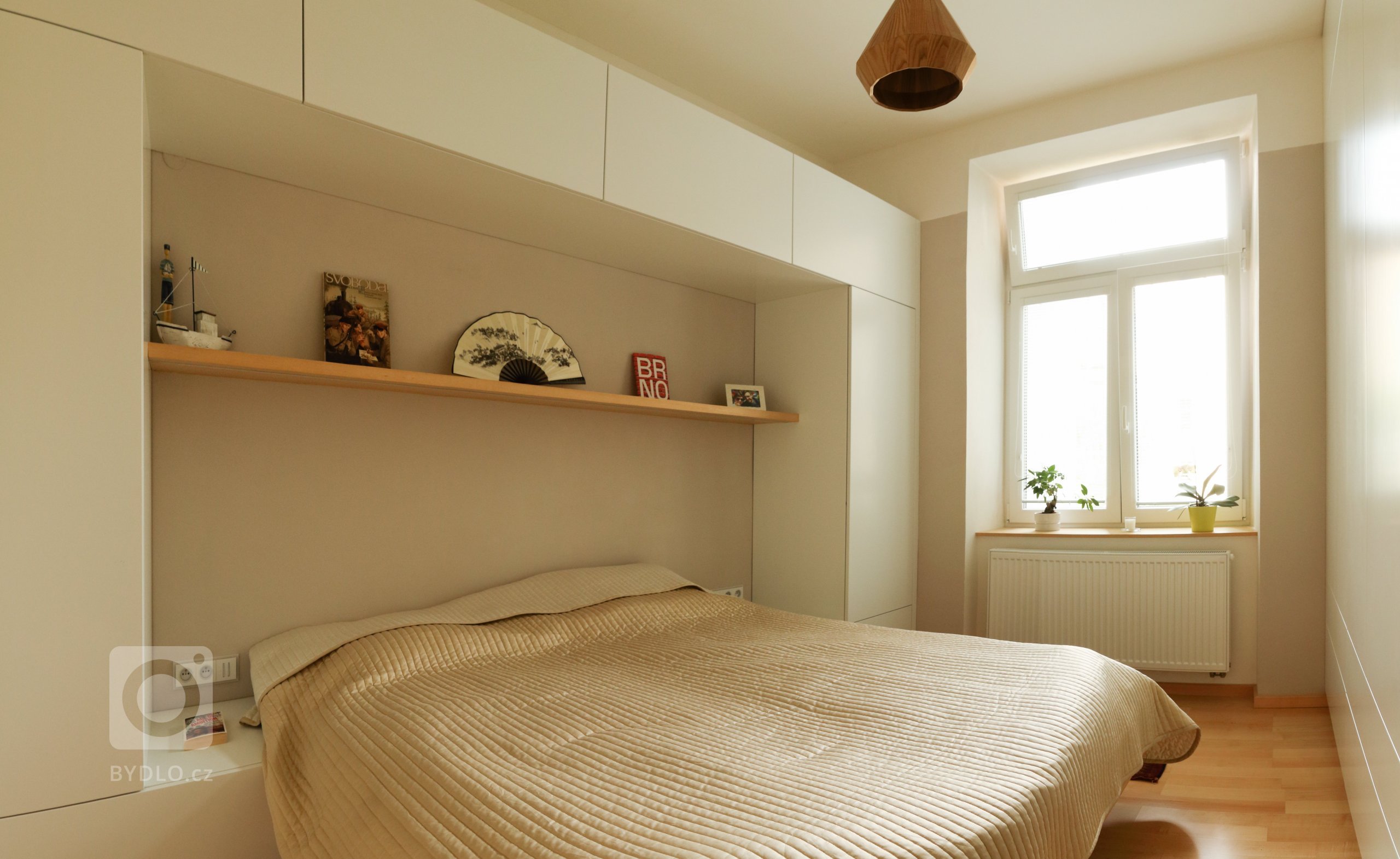 Byt se nachází ve třetím podlaží bytového domu z r. 1906 a má severojižní orientaci (jih - ulice, sever - vnitroblok). Cílem úprav bylo přeorganizování…