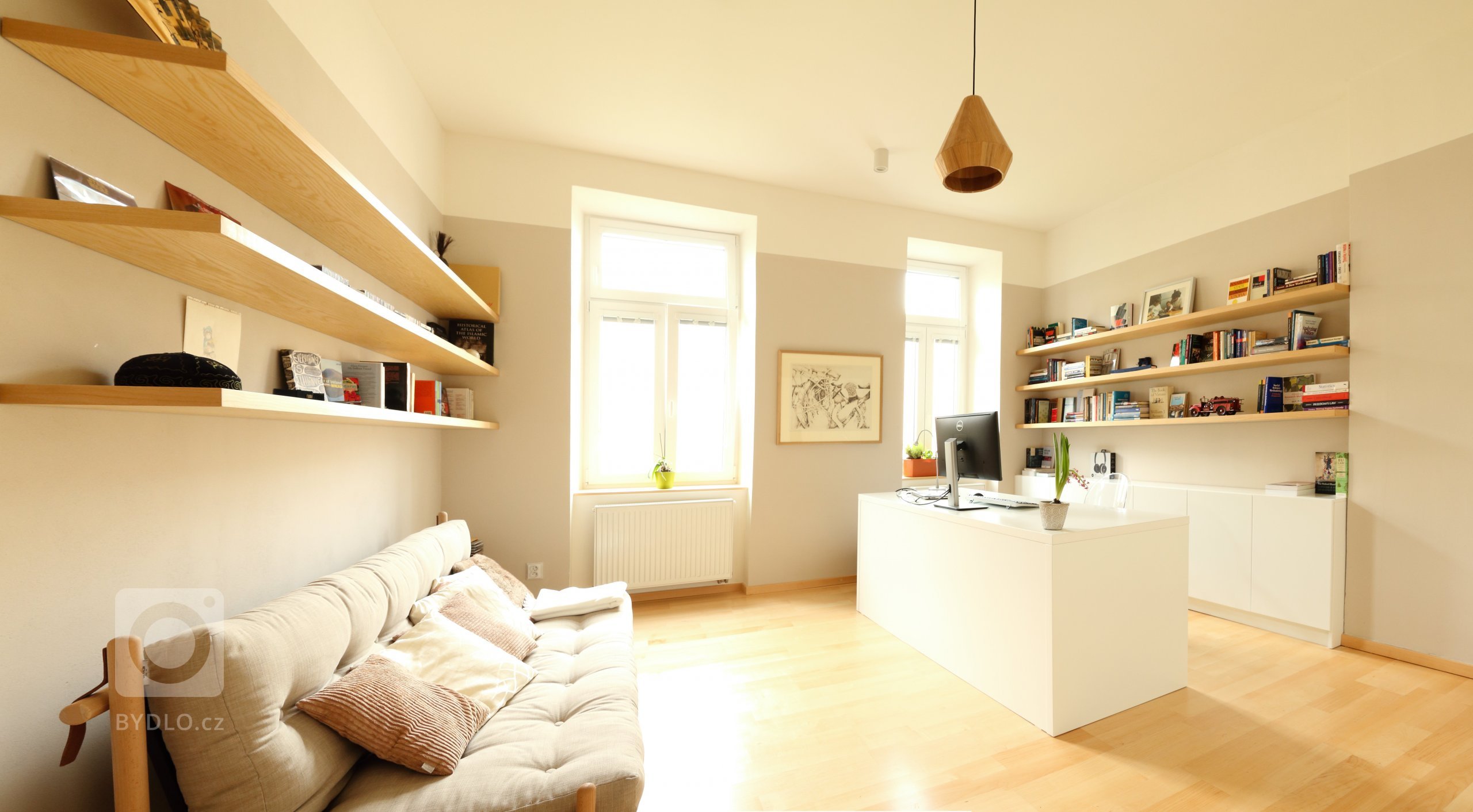 Byt se nachází ve třetím podlaží bytového domu z r. 1906 a má severojižní orientaci (jih - ulice, sever - vnitroblok). Cílem úprav bylo přeorganizování…