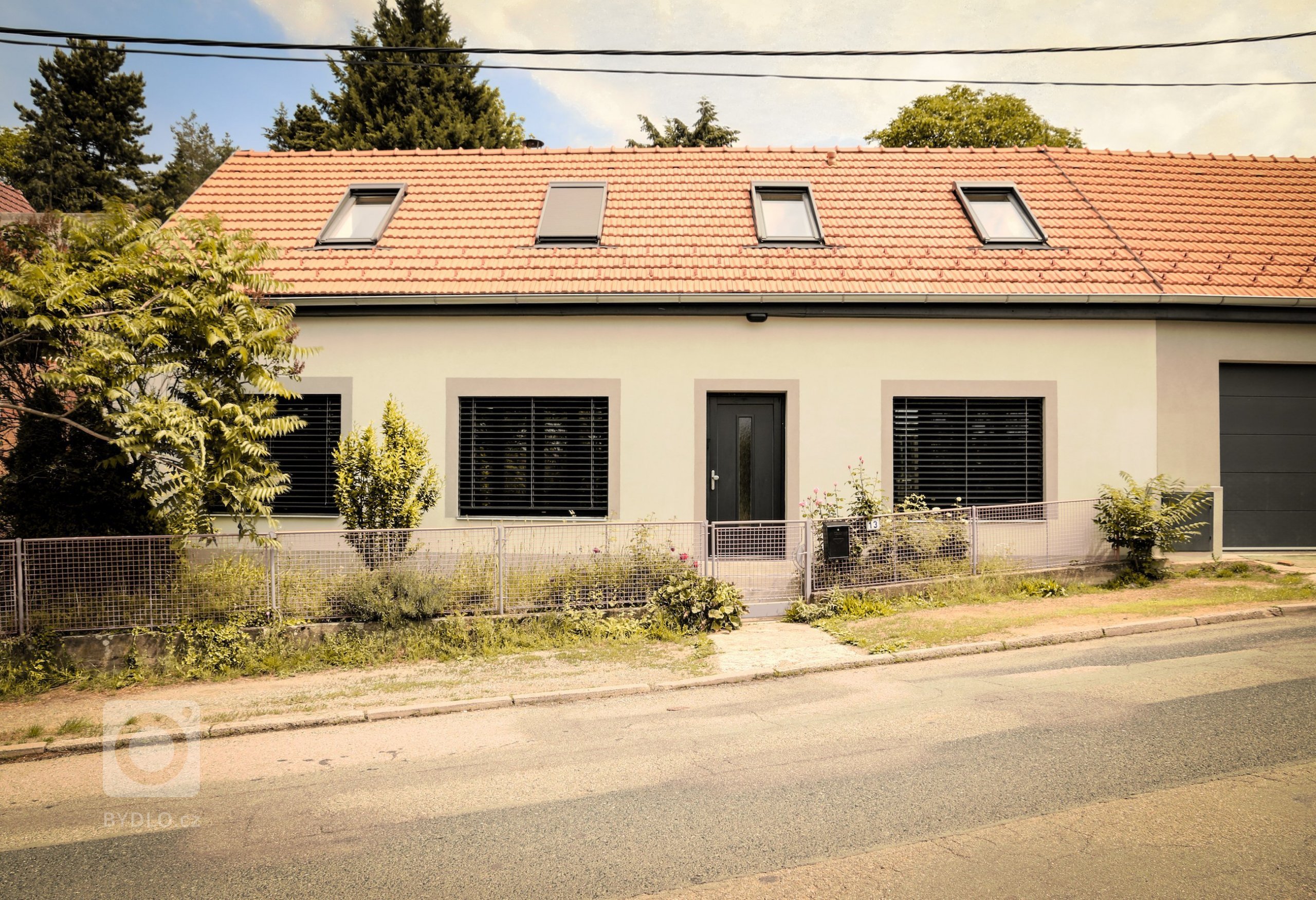 Dům stojí v Rozdrojovicích, vesnici vzdálené 2 kilometry severně od brněnské přehrady. Obec je charakteristická dramatickou morfologií terénu a liniovou…