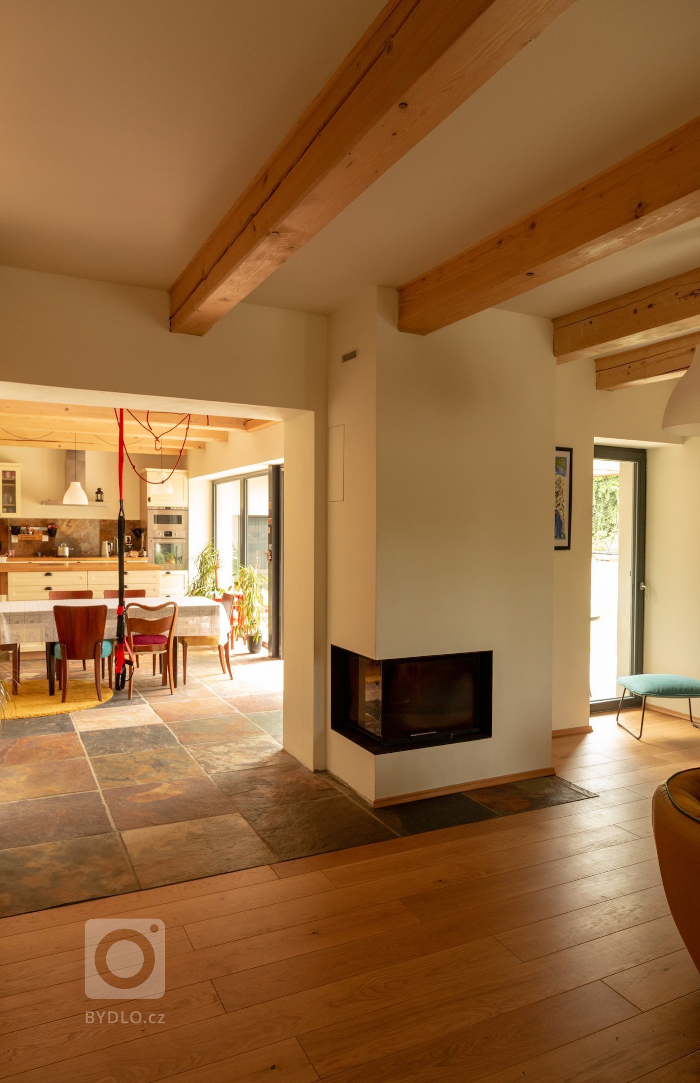 Dům stojí v Rozdrojovicích, vesnici vzdálené 2 kilometry severně od brněnské přehrady. Obec je charakteristická dramatickou morfologií terénu a liniovou…