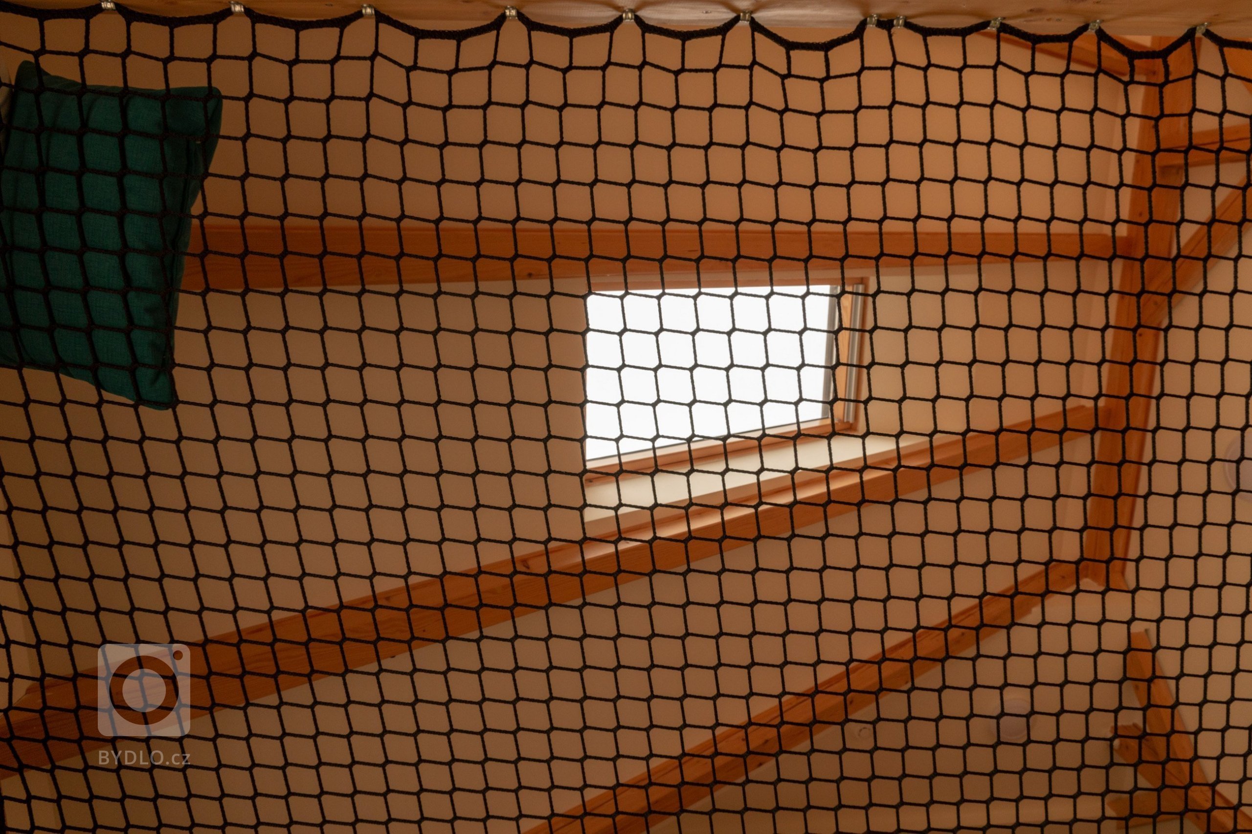 Dům stojí v Rozdrojovicích, vesnici vzdálené 2 kilometry severně od brněnské přehrady. Obec je charakteristická dramatickou morfologií terénu a liniovou…