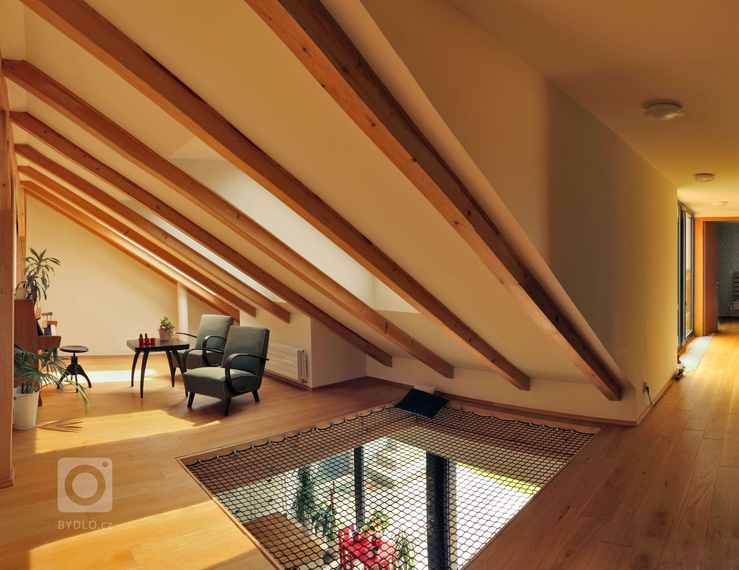 Dům stojí v Rozdrojovicích, vesnici vzdálené 2 kilometry severně od brněnské přehrady. Obec je charakteristická dramatickou morfologií terénu a liniovou…