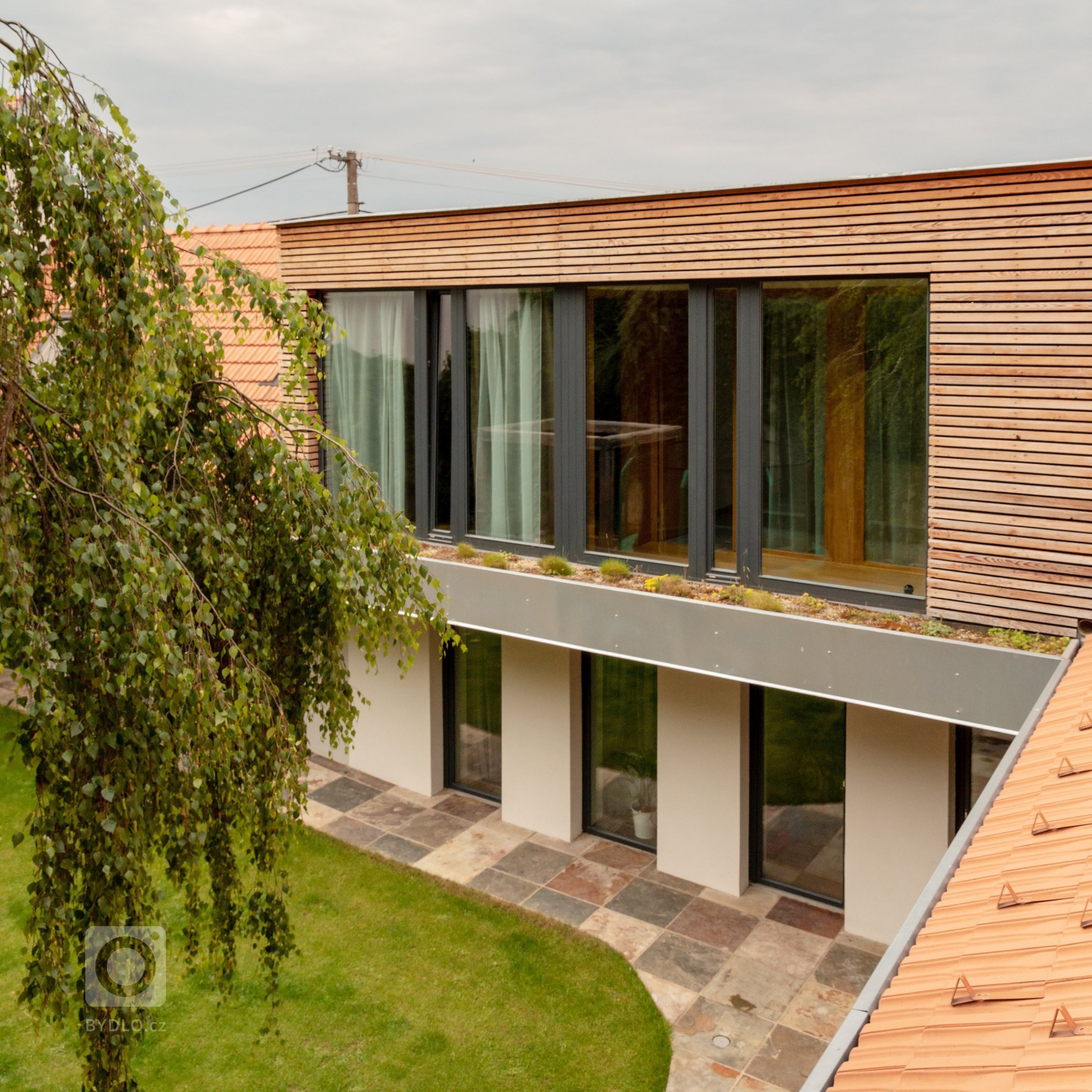 Dům stojí v Rozdrojovicích, vesnici vzdálené 2 kilometry severně od brněnské přehrady. Obec je charakteristická dramatickou morfologií terénu a liniovou…