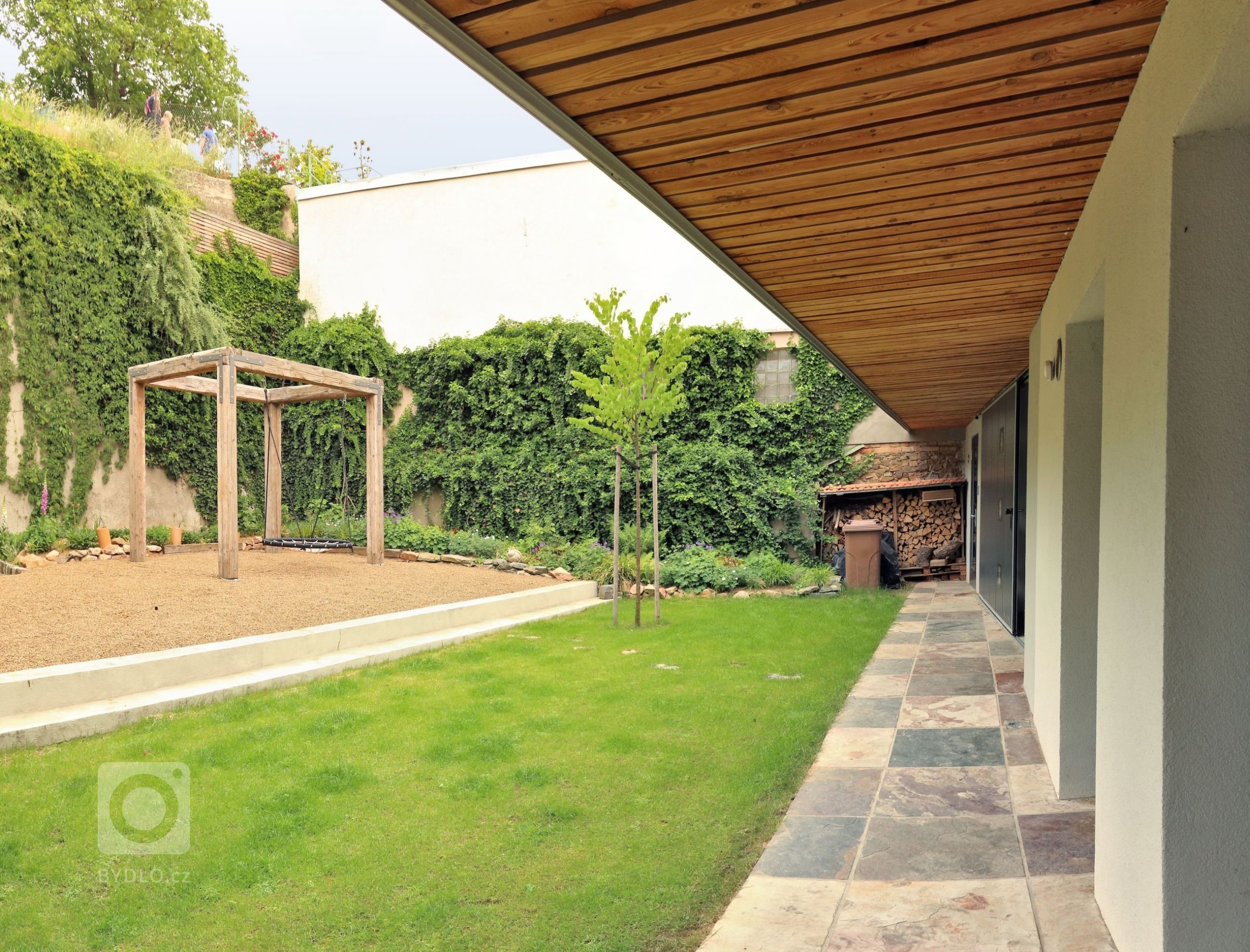 Dům stojí v Rozdrojovicích, vesnici vzdálené 2 kilometry severně od brněnské přehrady. Obec je charakteristická dramatickou morfologií terénu a liniovou…