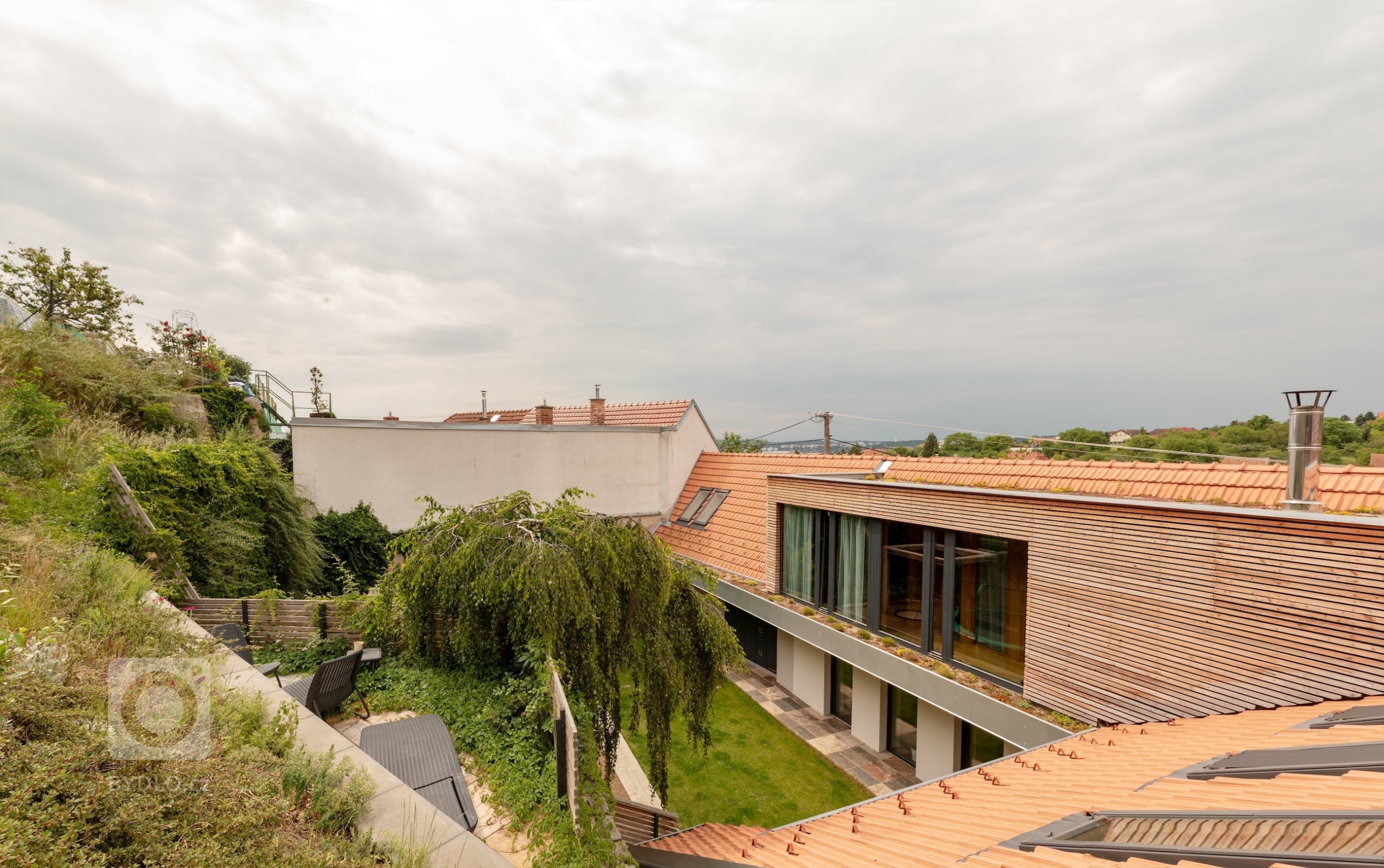 Dům stojí v Rozdrojovicích, vesnici vzdálené 2 kilometry severně od brněnské přehrady. Obec je charakteristická dramatickou morfologií terénu a liniovou…