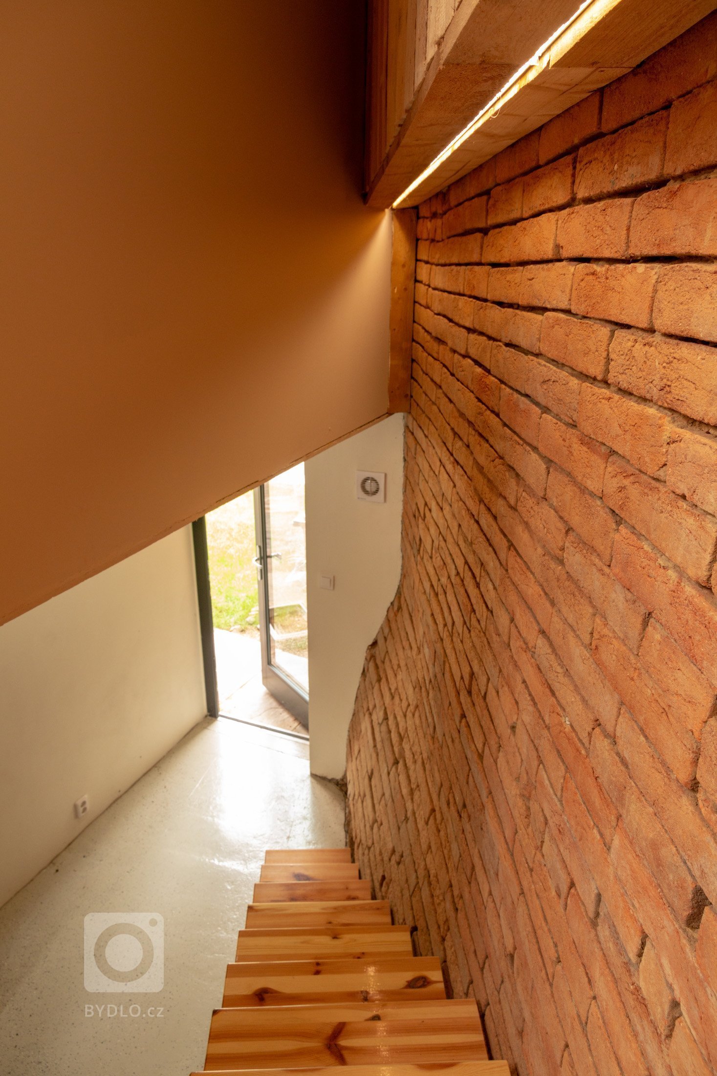 Dům stojí v Rozdrojovicích, vesnici vzdálené 2 kilometry severně od brněnské přehrady. Obec je charakteristická dramatickou morfologií terénu a liniovou…