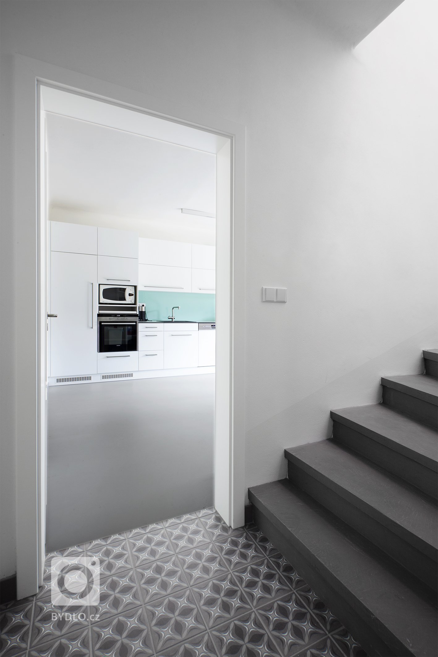 Rekonstrukce poloviny typového dvojdomu z&nbsp;počátku 20. stol. / hlavní průčelí orientované na severovýchod / zahrada otevřena na jihozápad / původní zádveří…