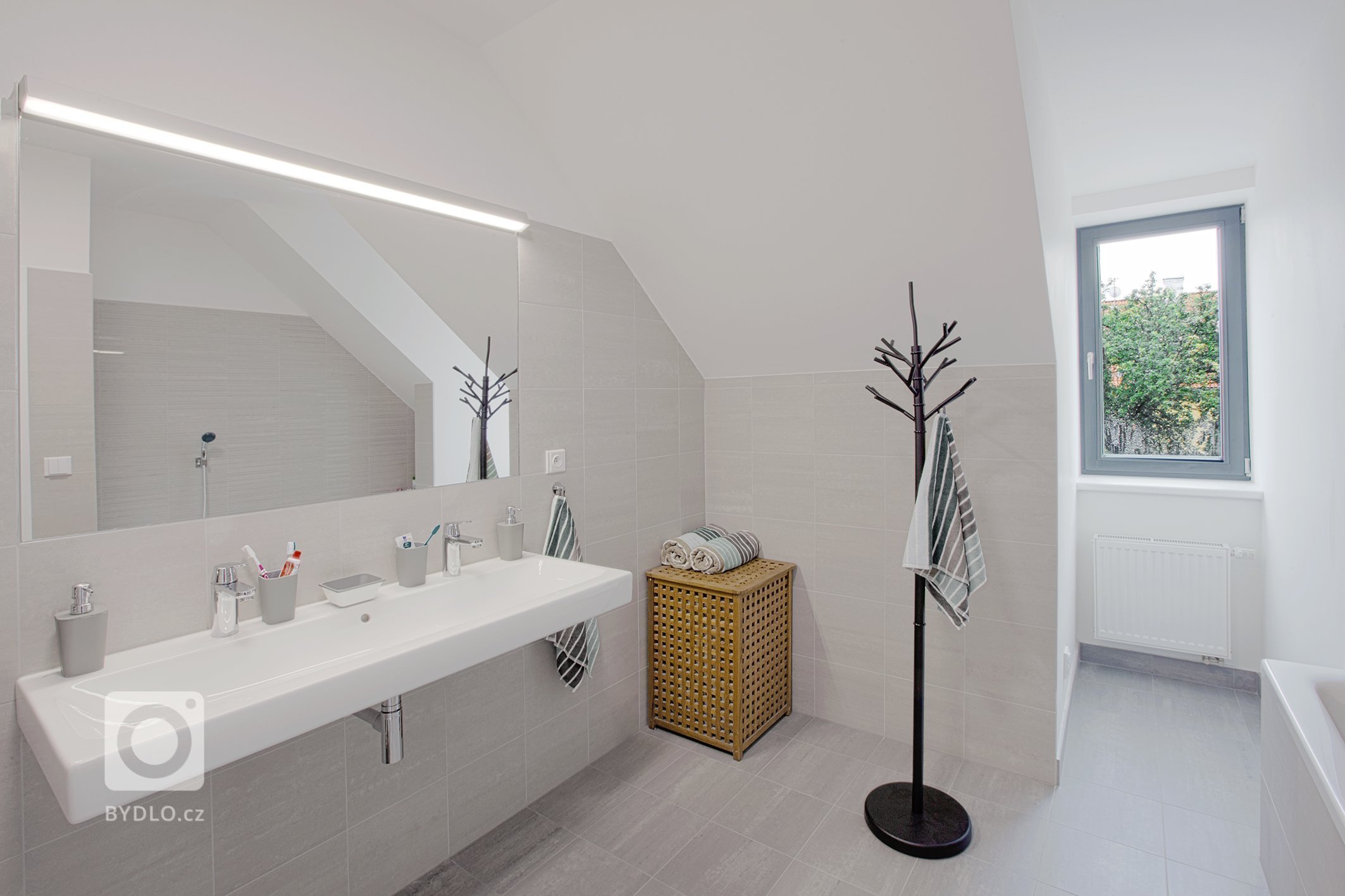 Rekonstrukce poloviny typového dvojdomu z&nbsp;počátku 20. stol. / hlavní průčelí orientované na severovýchod / zahrada otevřena na jihozápad / původní zádveří…