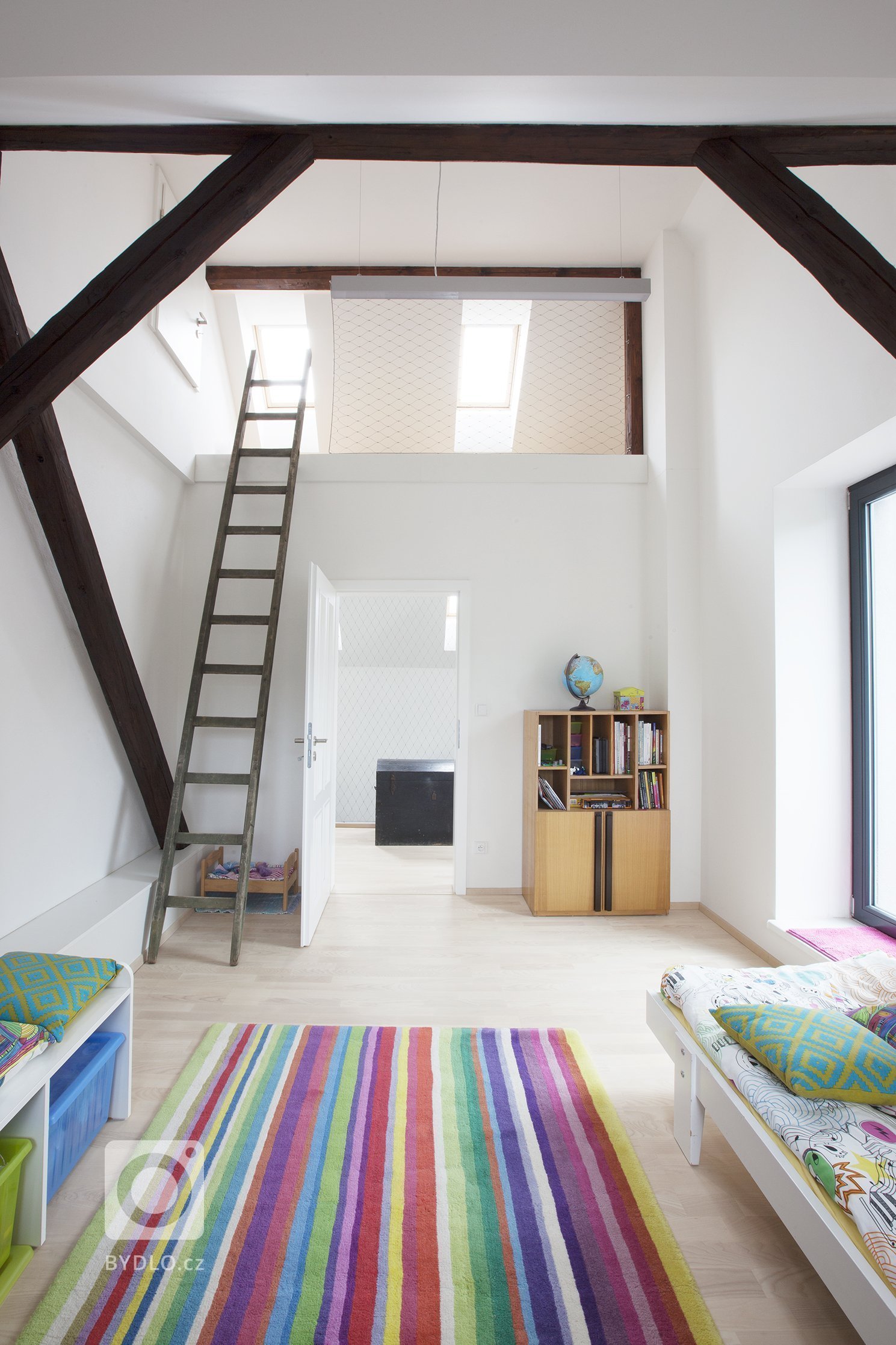 Rekonstrukce poloviny typového dvojdomu z&nbsp;počátku 20. stol. / hlavní průčelí orientované na severovýchod / zahrada otevřena na jihozápad / původní zádveří…