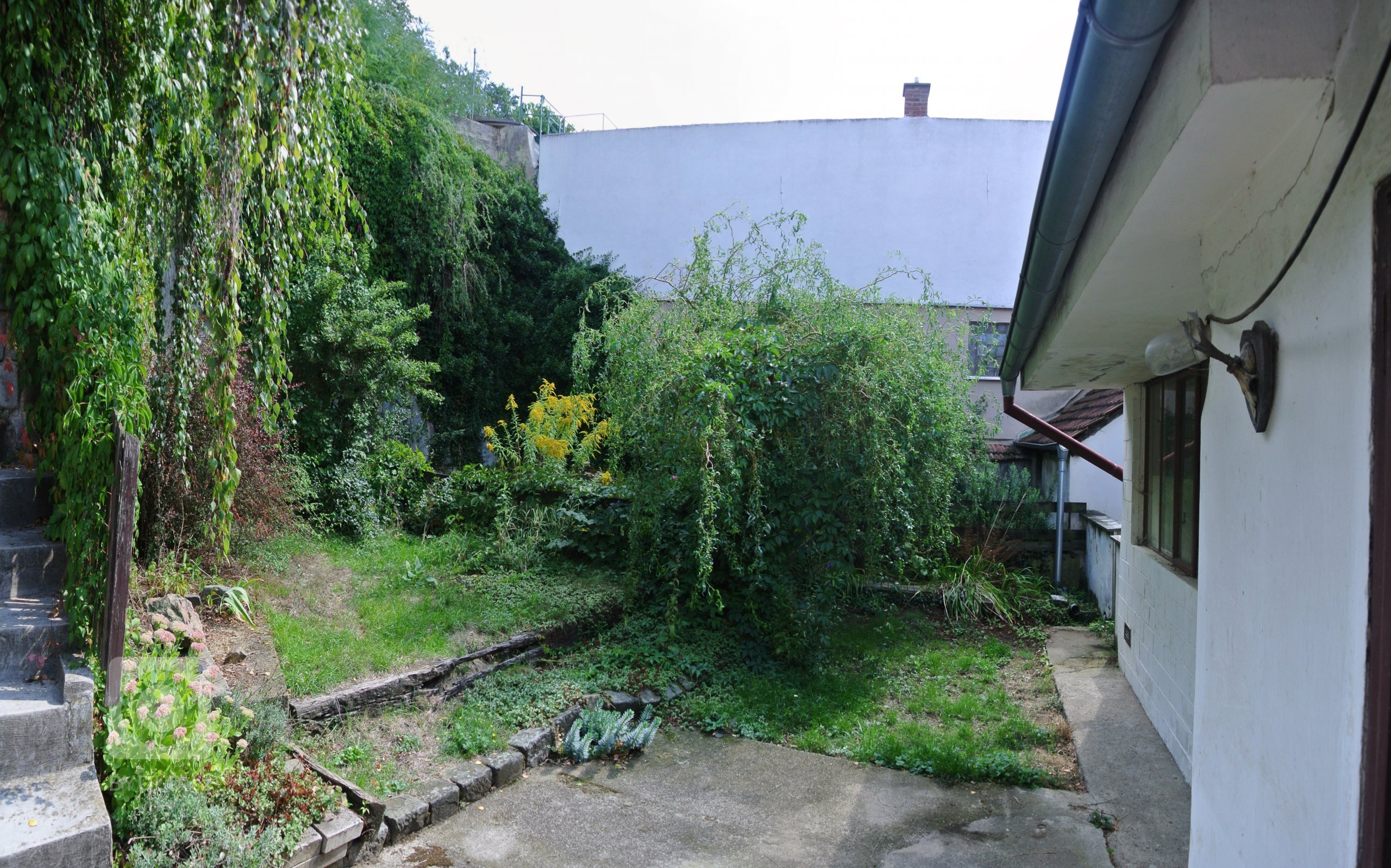 Dům stojí v Rozdrojovicích, vesnici vzdálené 2 kilometry severně od brněnské přehrady. Obec je charakteristická dramatickou morfologií terénu a liniovou…