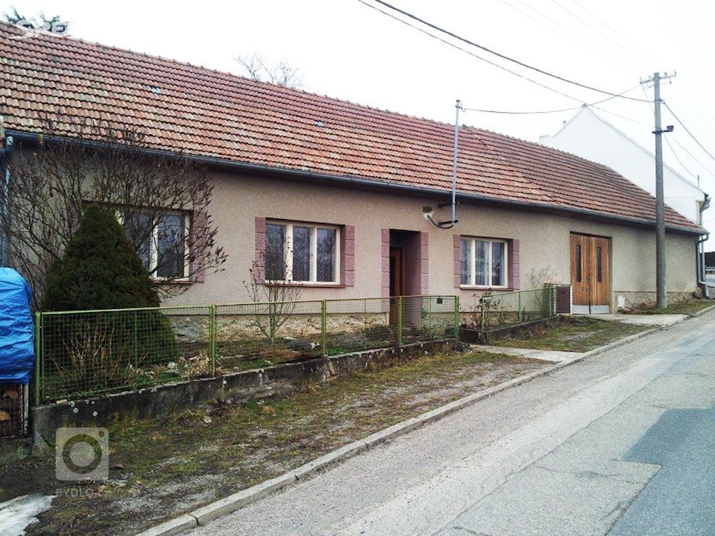 Dům stojí v Rozdrojovicích, vesnici vzdálené 2 kilometry severně od brněnské přehrady. Obec je charakteristická dramatickou morfologií terénu a liniovou…