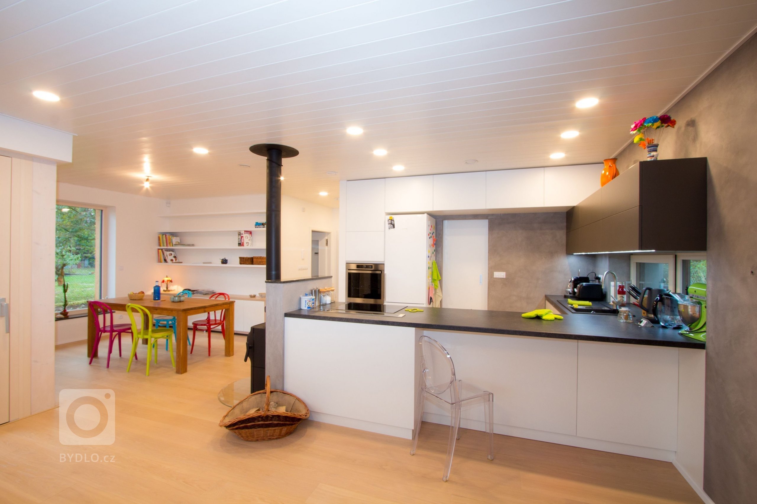 Na začátku stála výzva. Jak postavit pasivní dům na úzkém pozemku, který má přístup z jihu? Použili jsme myšlenku verandy a vytvořili krytý venkovní prostor,…