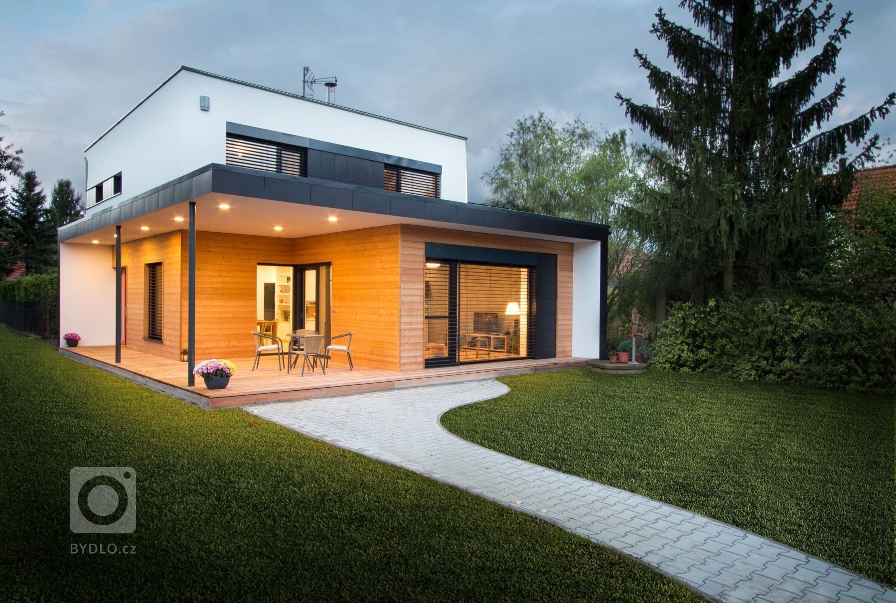 Na začátku stála výzva. Jak postavit pasivní dům na úzkém pozemku, který má přístup z jihu? Použili jsme myšlenku verandy a vytvořili krytý venkovní prostor,…