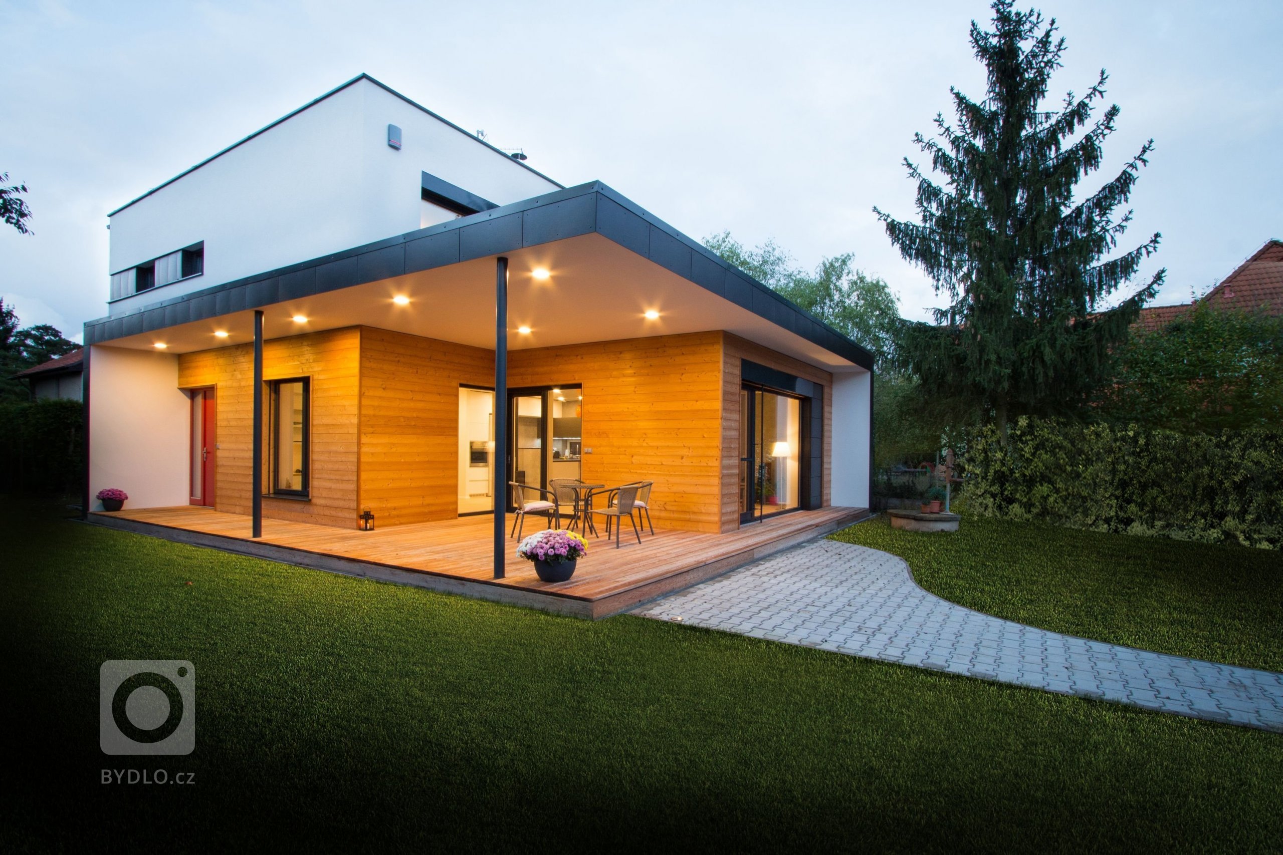 Na začátku stála výzva. Jak postavit pasivní dům na úzkém pozemku, který má přístup z jihu? Použili jsme myšlenku verandy a vytvořili krytý venkovní prostor,…