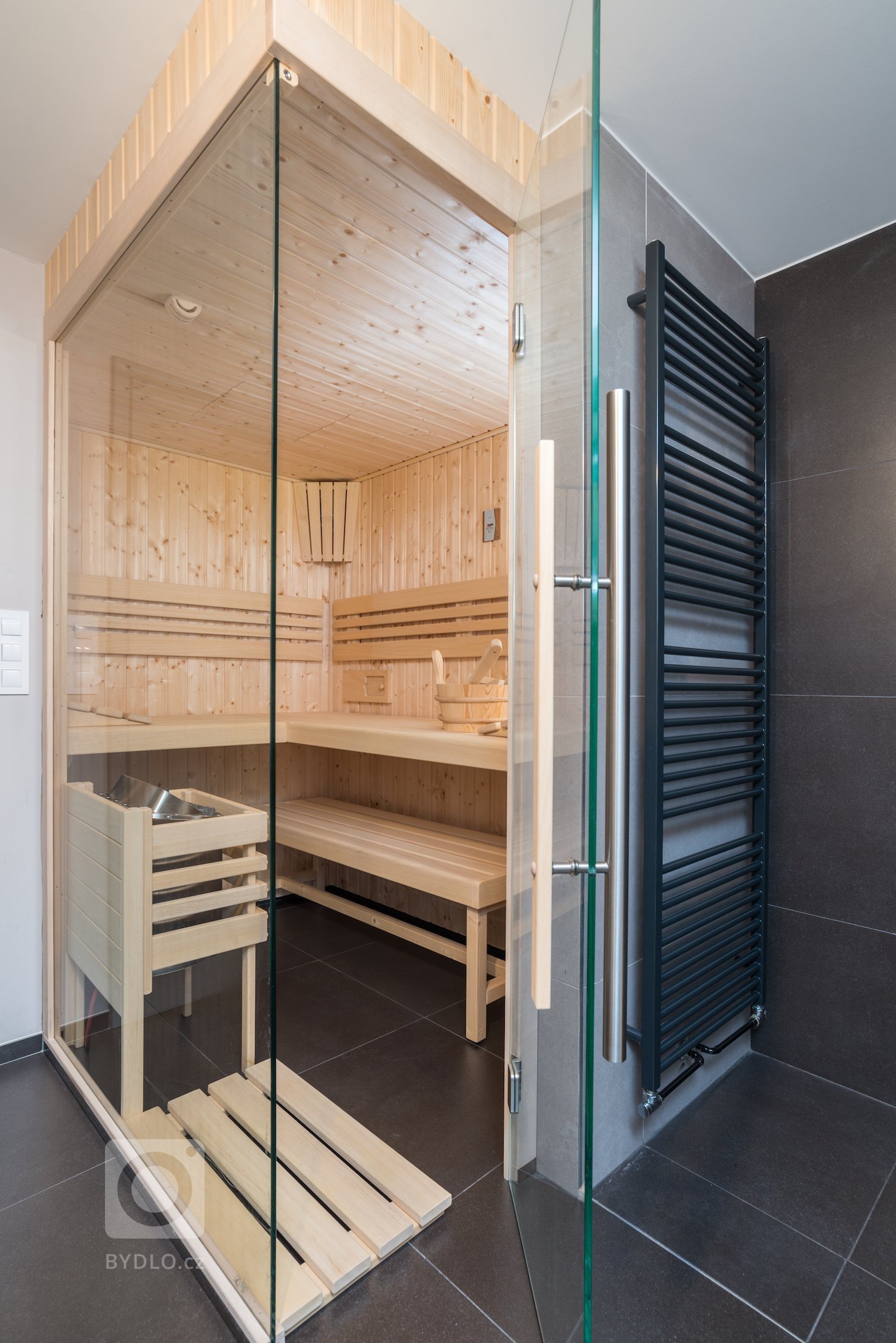 Postavit si dřevostavbu na kopci má mnoho výhod - nezaplaví ho voda, je z něj dobrý výhled a není ho možné přehlédnout. A pokud je dobře postavený, neodfoukne…