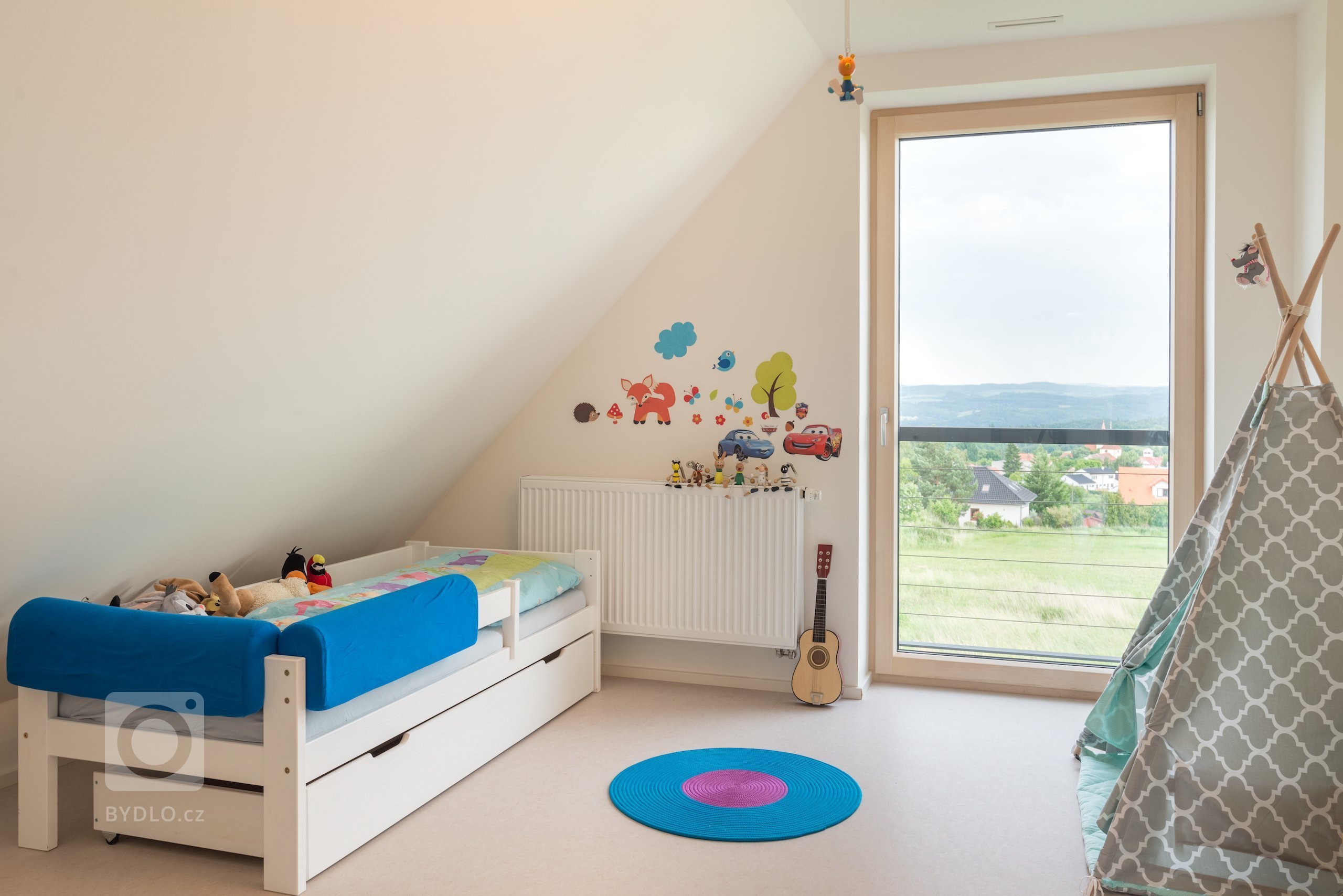 Postavit si dřevostavbu na kopci má mnoho výhod - nezaplaví ho voda, je z něj dobrý výhled a není ho možné přehlédnout. A pokud je dobře postavený, neodfoukne…