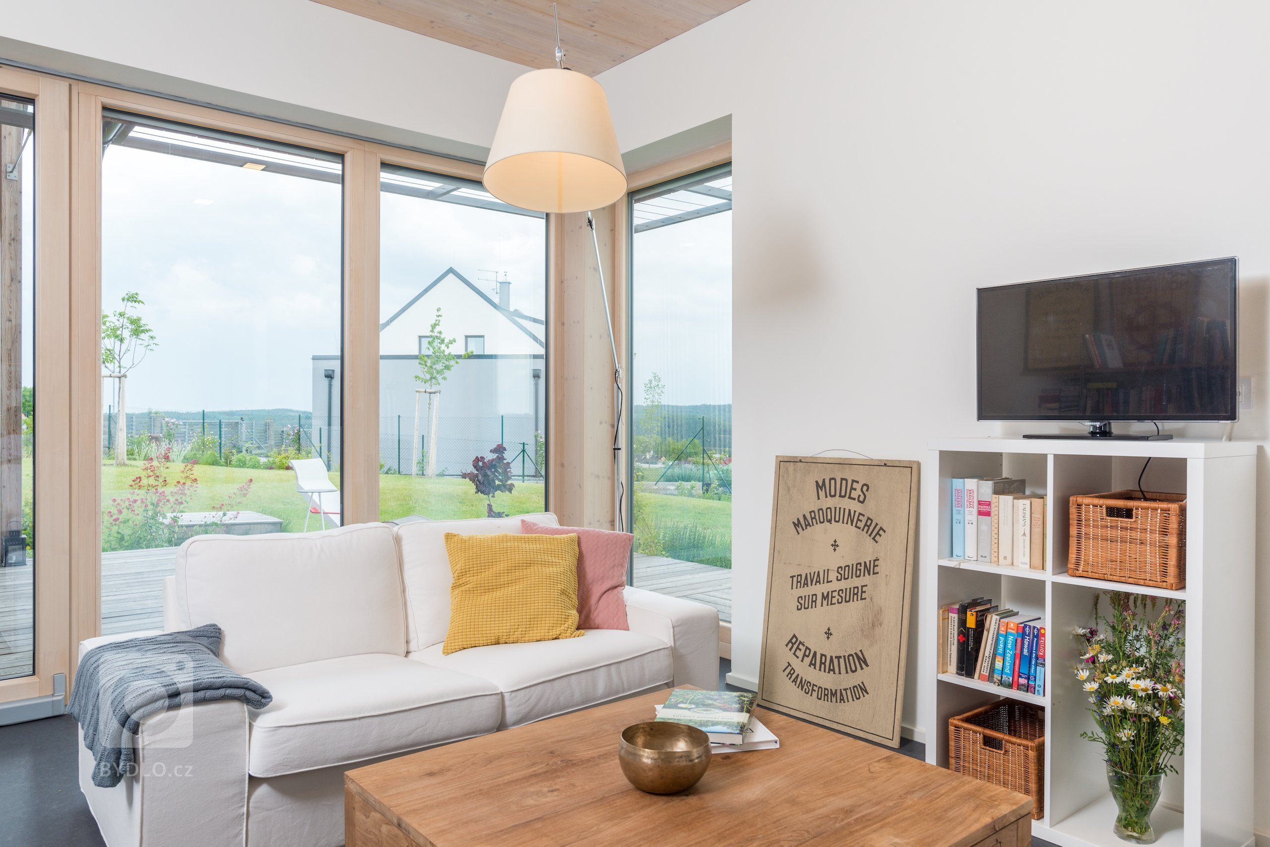 Postavit si dřevostavbu na kopci má mnoho výhod - nezaplaví ho voda, je z něj dobrý výhled a není ho možné přehlédnout. A pokud je dobře postavený, neodfoukne…