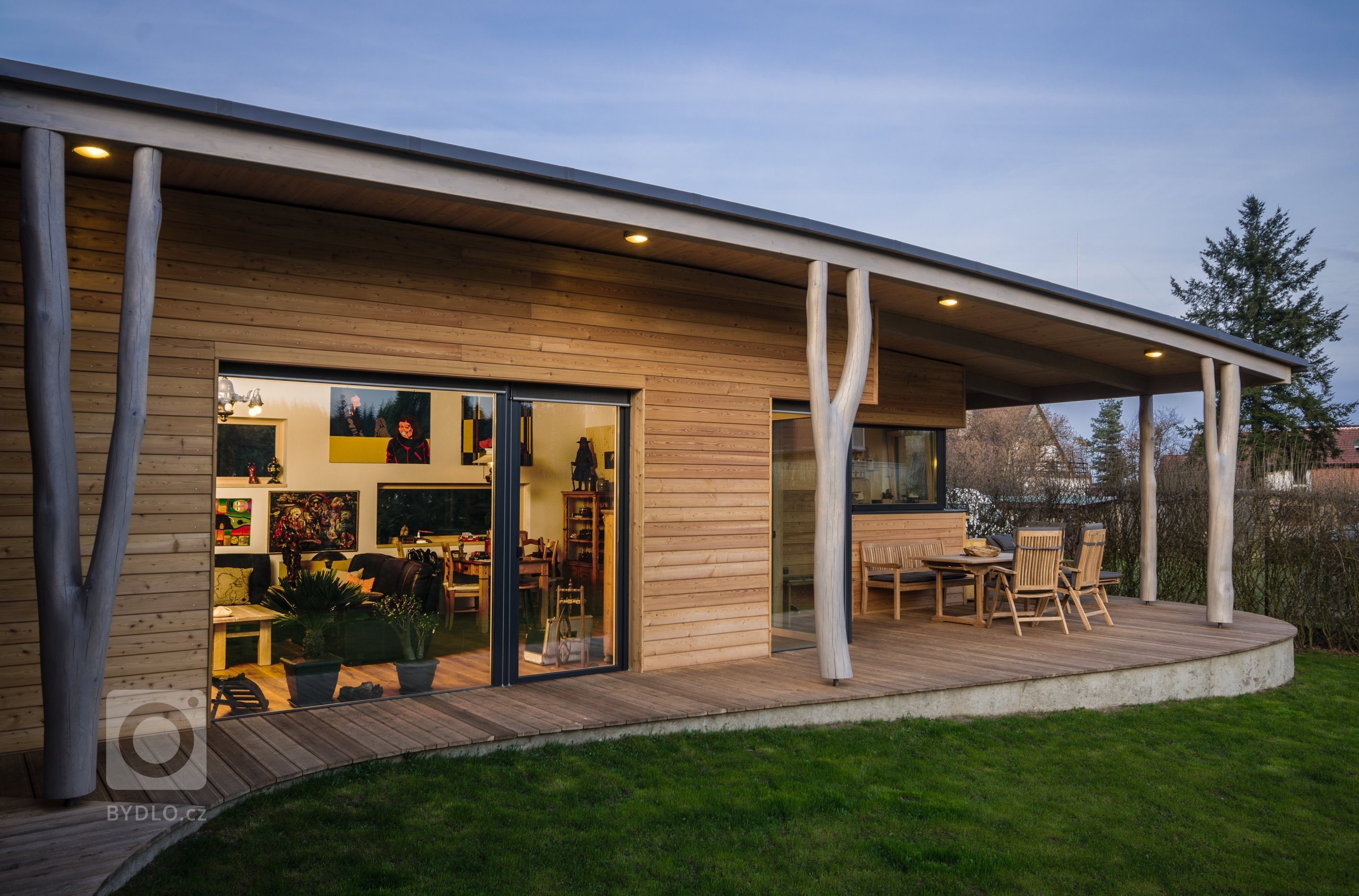 Jedná se o jednoduchý přízemní dům o půdorysném tvaru &bdquo;L&quot;. Obě ramena domu se otevírají směrem do zahrady. Z kratšího ramene vystupuje kuchyně,…