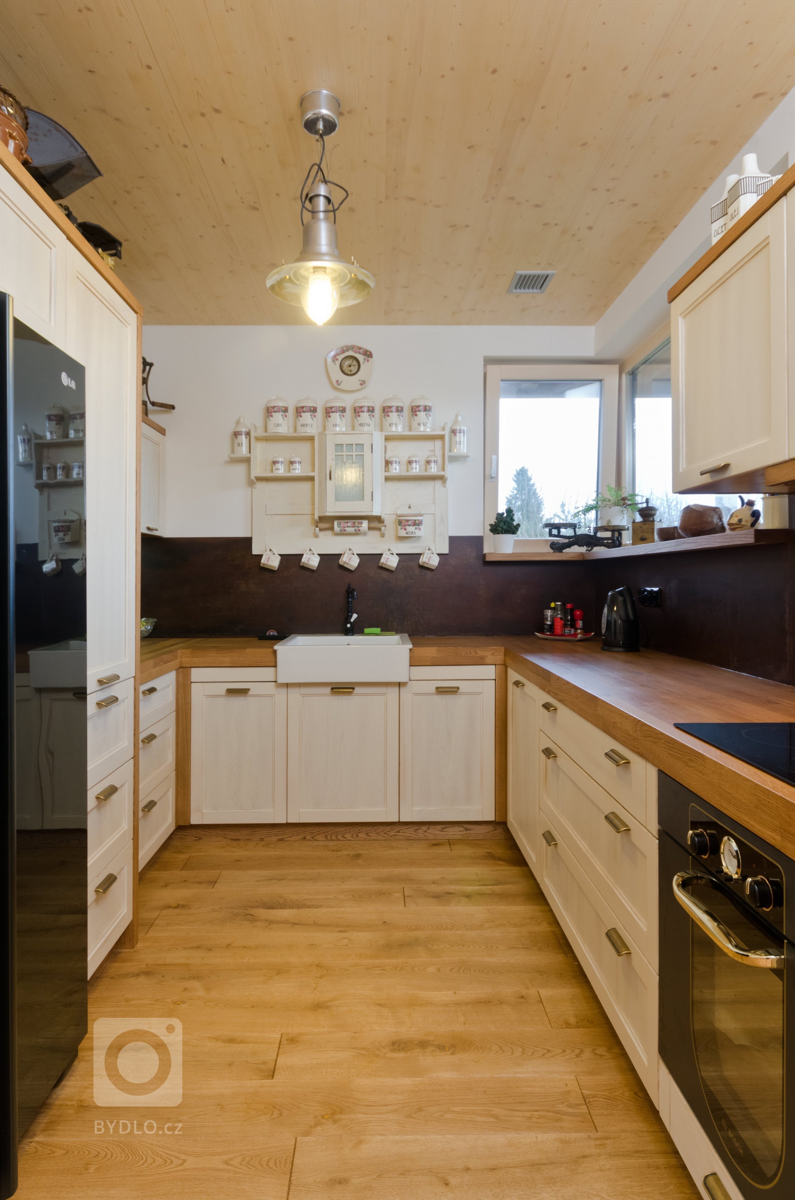 Jedná se o jednoduchý přízemní dům o půdorysném tvaru &bdquo;L&quot;. Obě ramena domu se otevírají směrem do zahrady. Z kratšího ramene vystupuje kuchyně,…