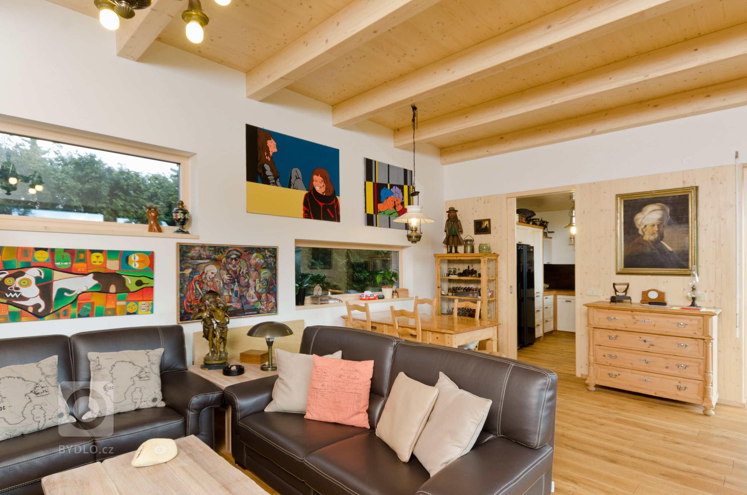 Jedná se o jednoduchý přízemní dům o půdorysném tvaru &bdquo;L&quot;. Obě ramena domu se otevírají směrem do zahrady. Z kratšího ramene vystupuje kuchyně,…