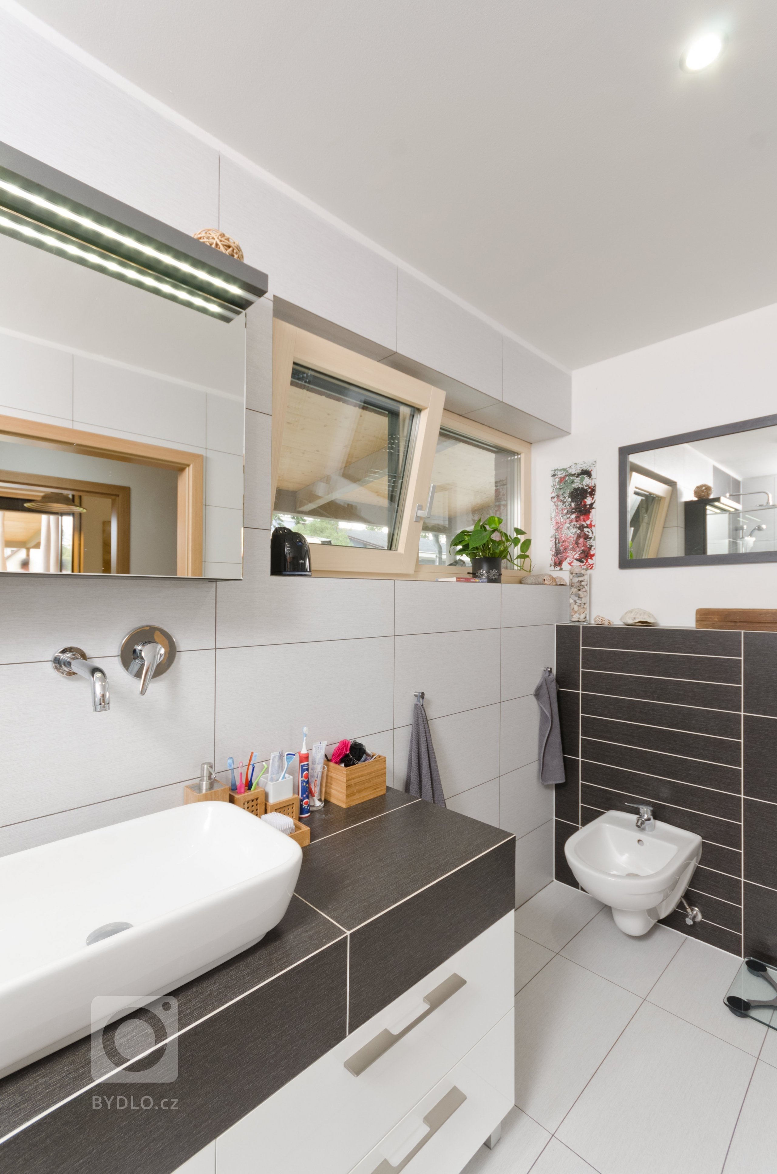 Jedná se o jednoduchý přízemní dům o půdorysném tvaru &bdquo;L&quot;. Obě ramena domu se otevírají směrem do zahrady. Z kratšího ramene vystupuje kuchyně,…