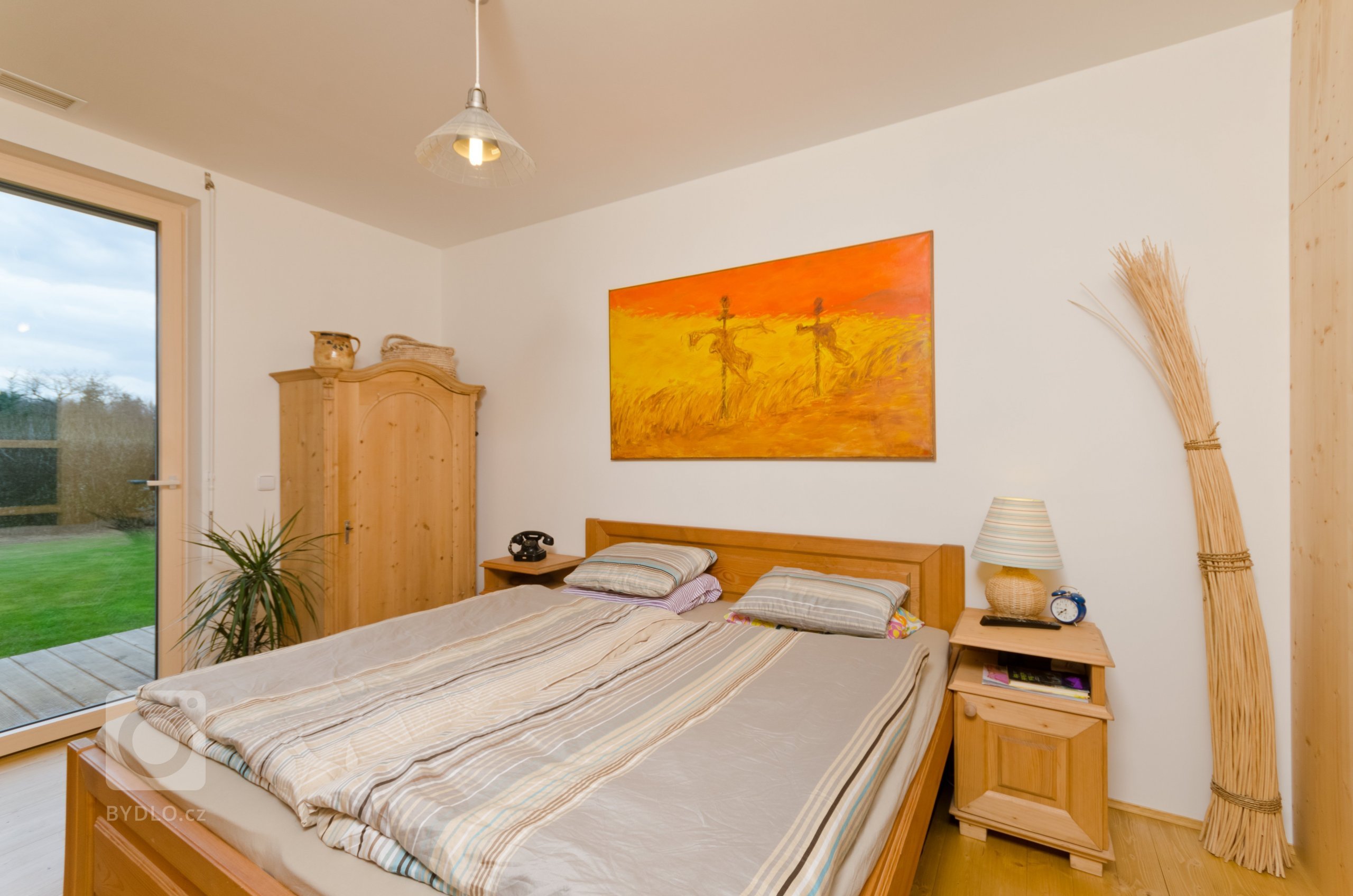 Jedná se o jednoduchý přízemní dům o půdorysném tvaru &bdquo;L&quot;. Obě ramena domu se otevírají směrem do zahrady. Z kratšího ramene vystupuje kuchyně,…