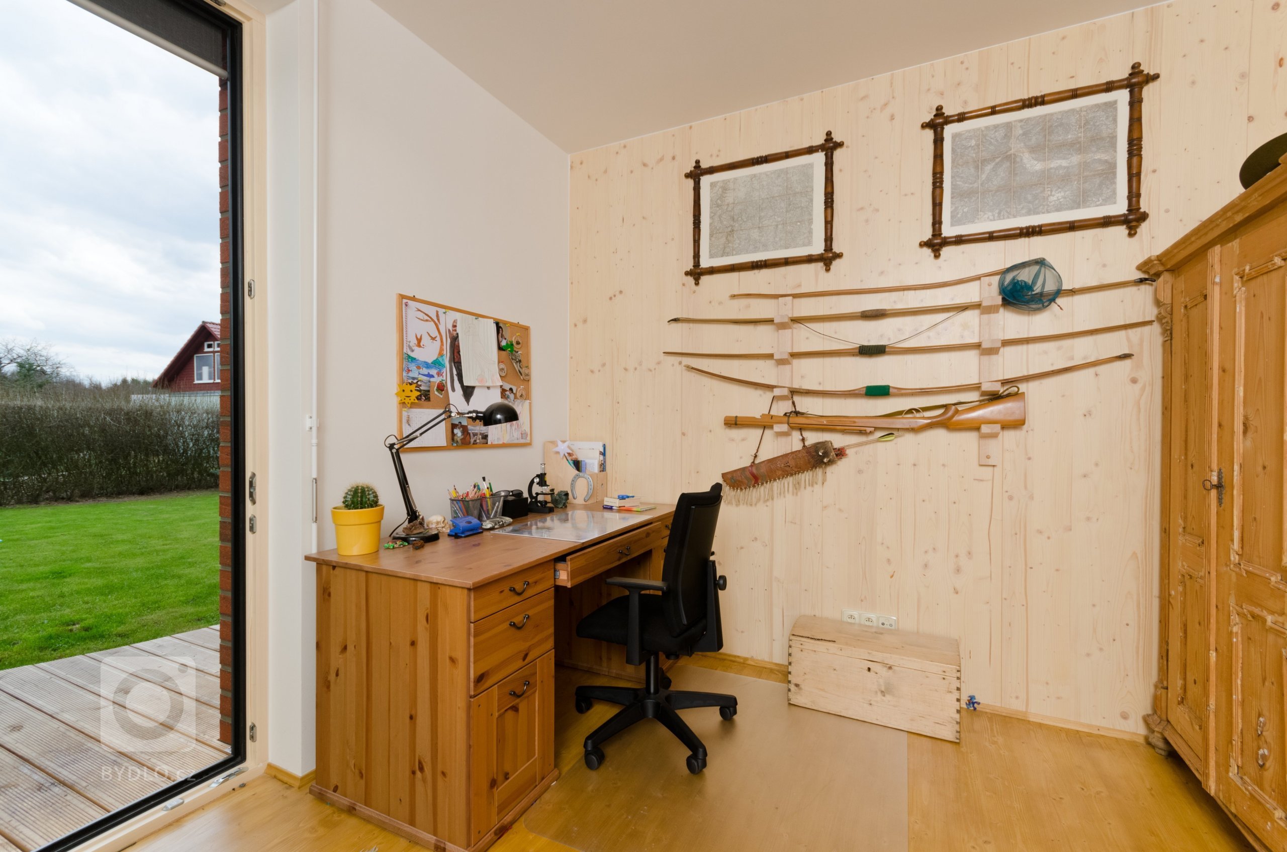 Jedná se o jednoduchý přízemní dům o půdorysném tvaru &bdquo;L&quot;. Obě ramena domu se otevírají směrem do zahrady. Z kratšího ramene vystupuje kuchyně,…