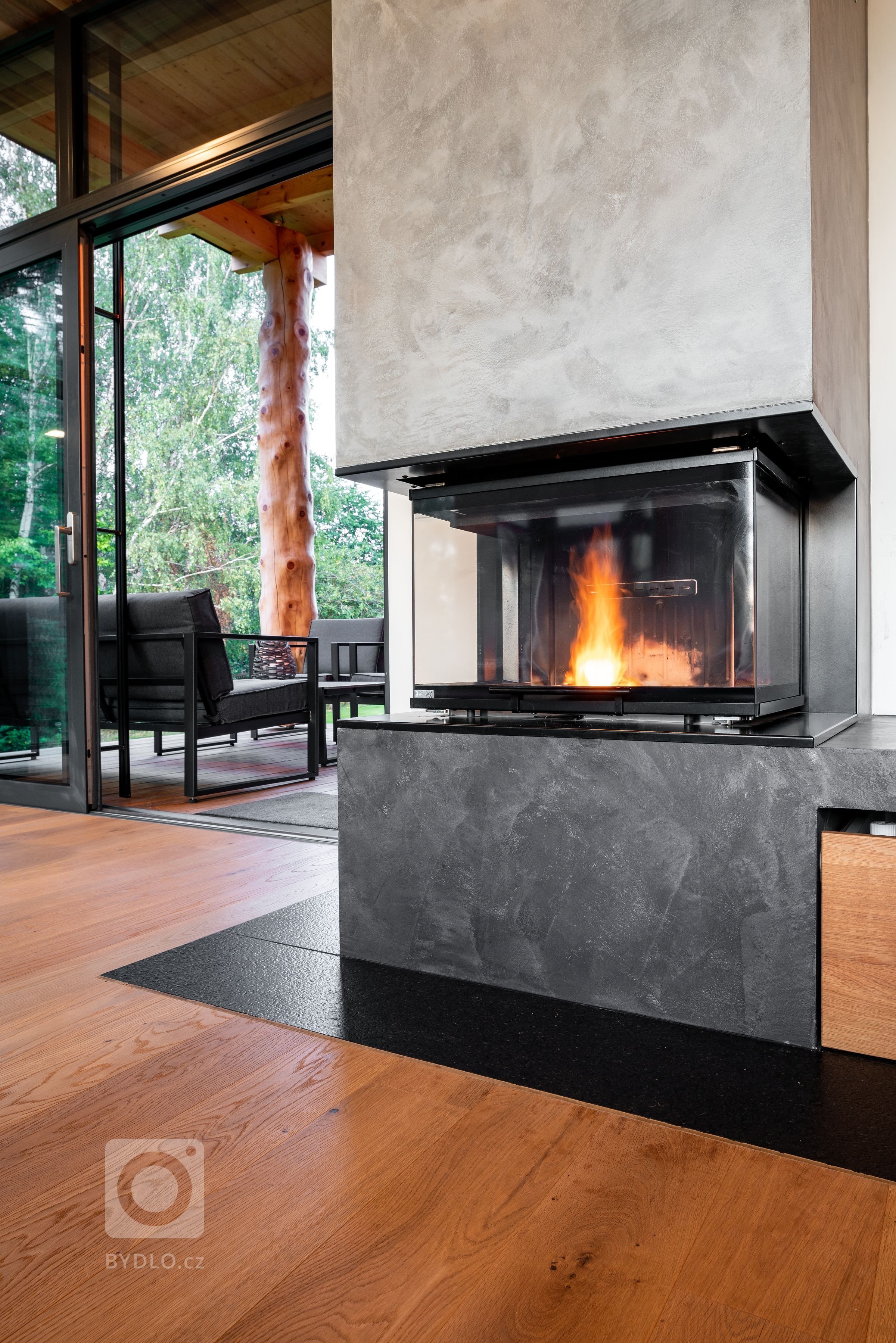 Dům se sloupy z douglasky stojí na magickém místě u březového hájku, na který je z domu krásný výhled.

Nízkoenergetický dům ve tvaru L je mírně zapuštěn v…