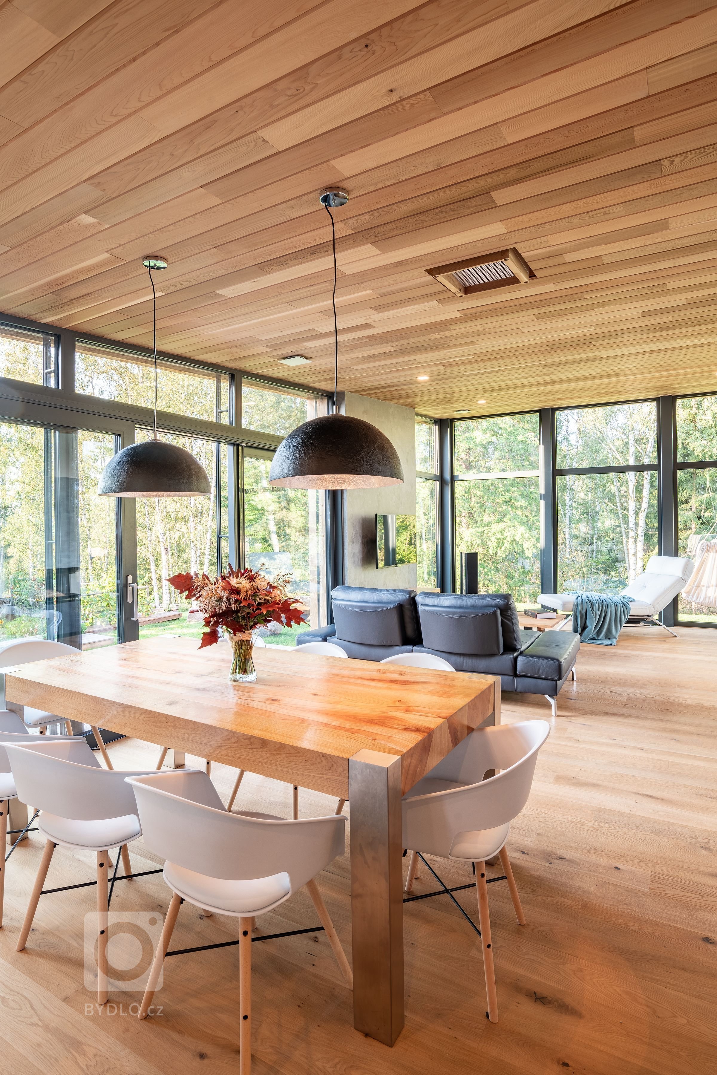 Dům se sloupy z douglasky stojí na magickém místě u březového hájku, na který je z domu krásný výhled.

Nízkoenergetický dům ve tvaru L je mírně zapuštěn v…