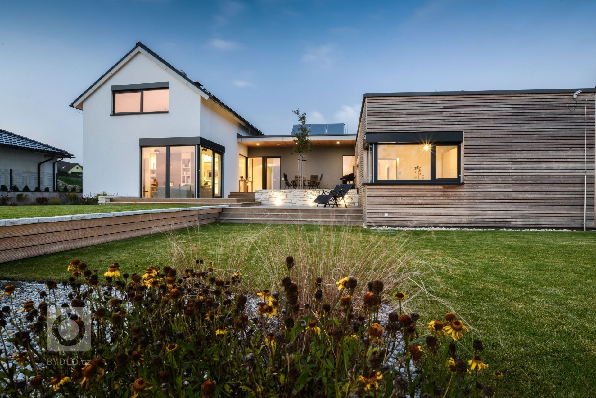 Dům o&nbsp;půdorysu ve tvaru U je navržen jako tři hmoty v různých výškových úrovních uspořádané kolem jádra domu &ndash; patia - s částečně krytou terasou a…