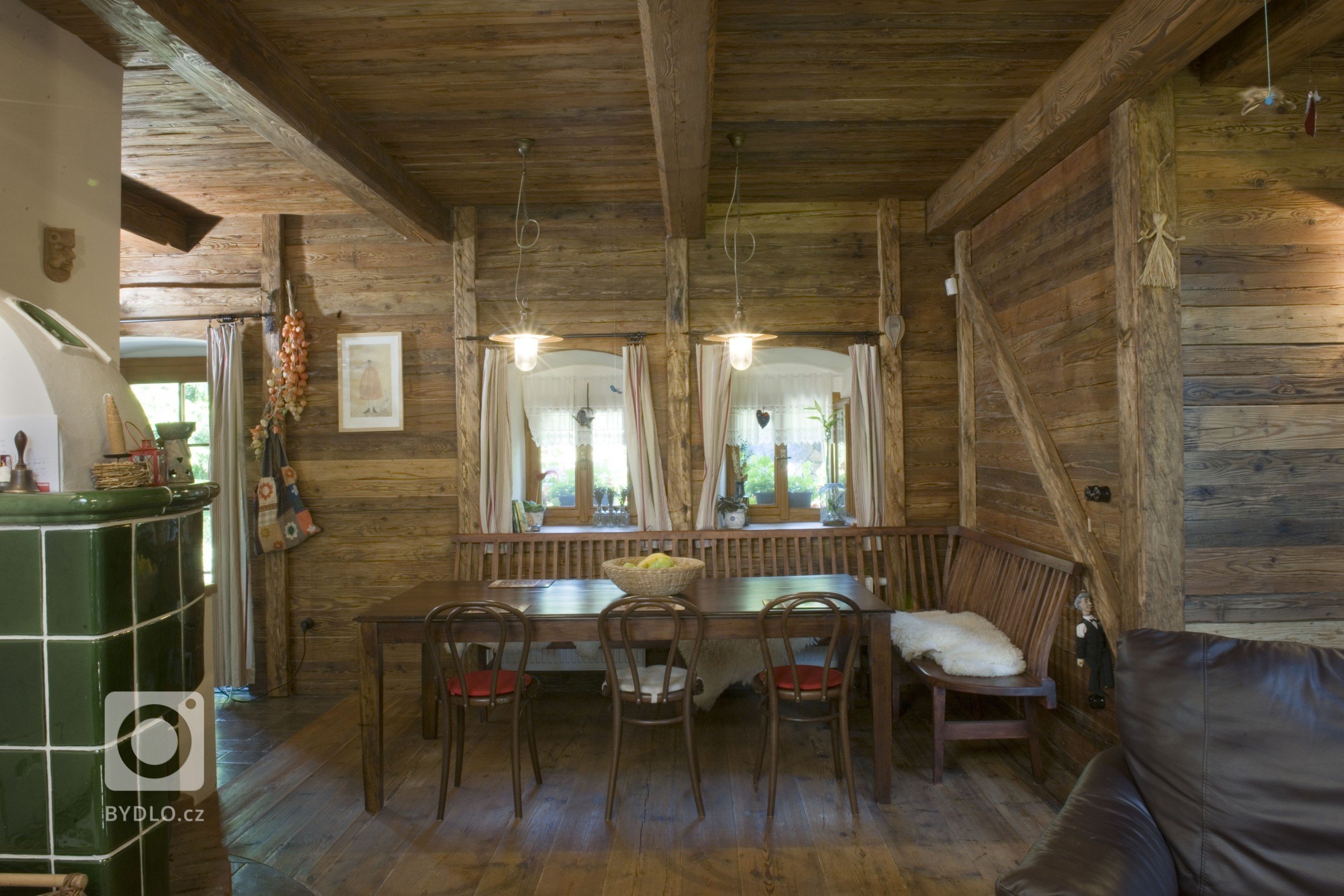 Koncepce interiéru je postavena na základním výrazovém materiálu - dřevě prošlém časem