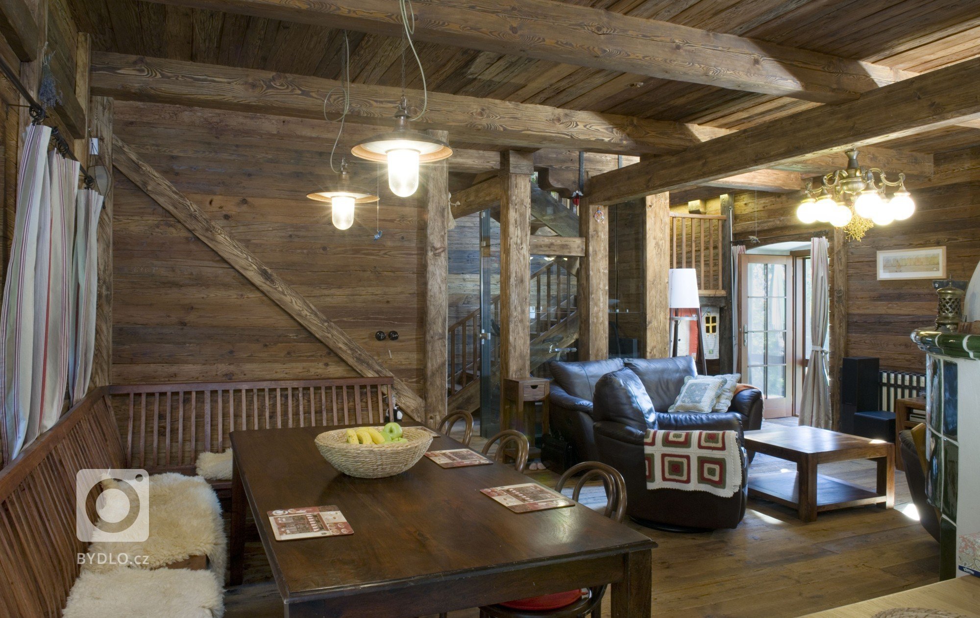 Od prostorného jídelního stolu je přízemí jako na dlani