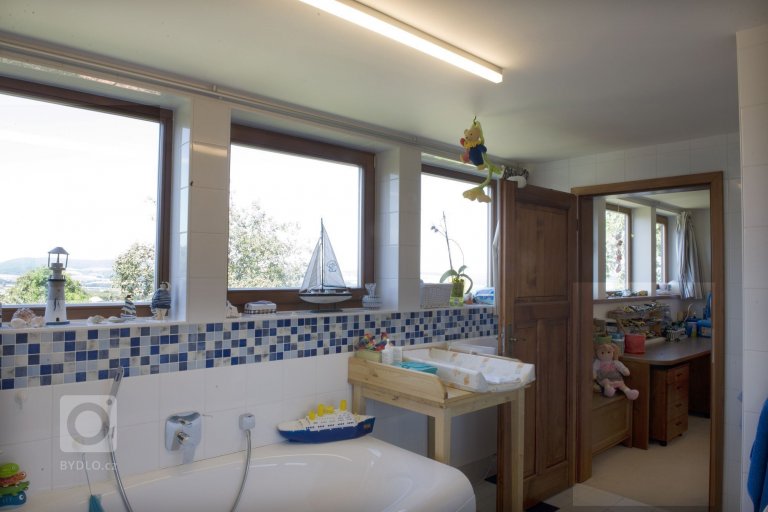 Okna tvoří horizontální panoramatický pás přecházející z dětského pokoje do koupelny 