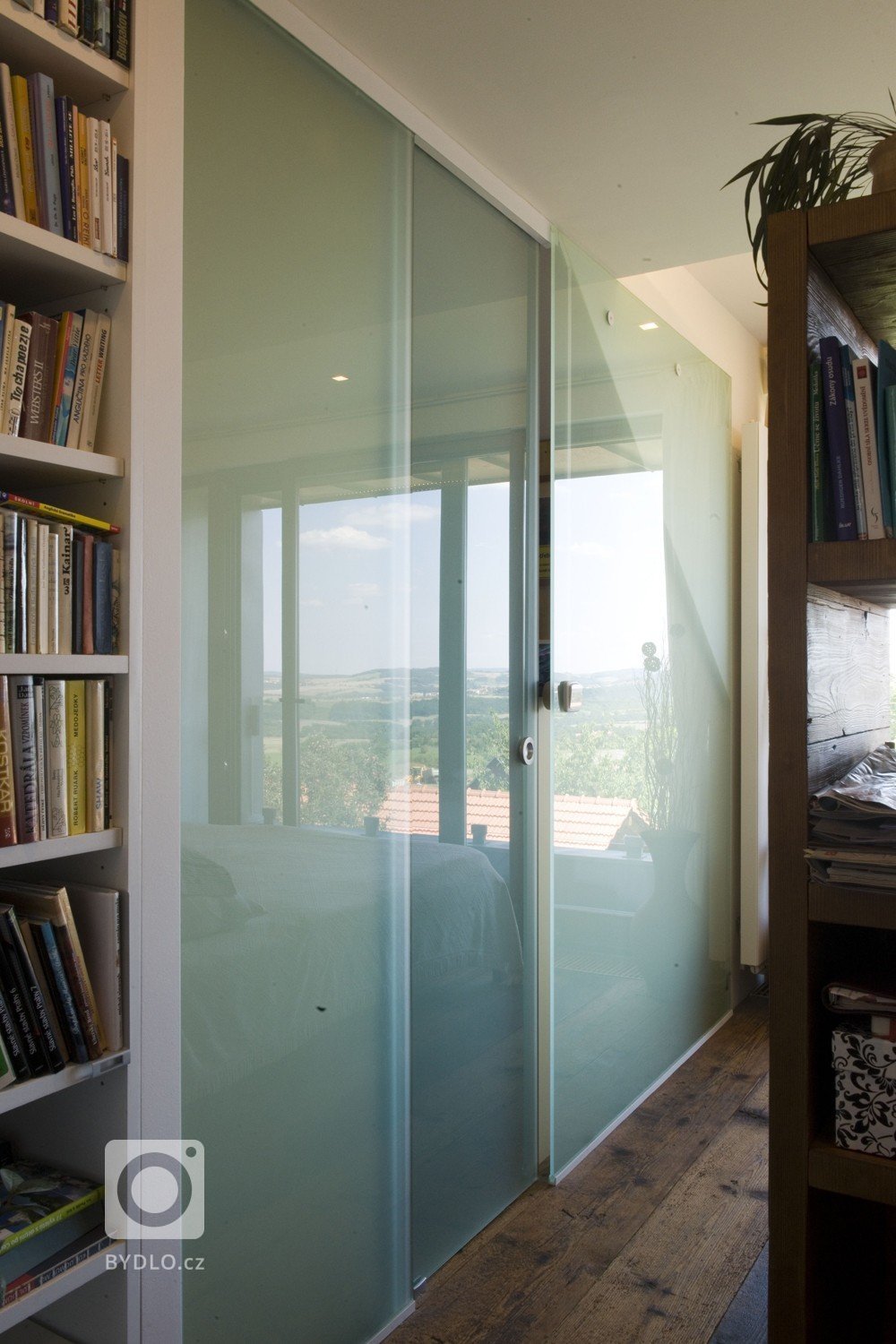 Šatna se nachází v koncové poloze podkroví, je provětrána a osvětlena vertikálním oknem na jižní fasádě